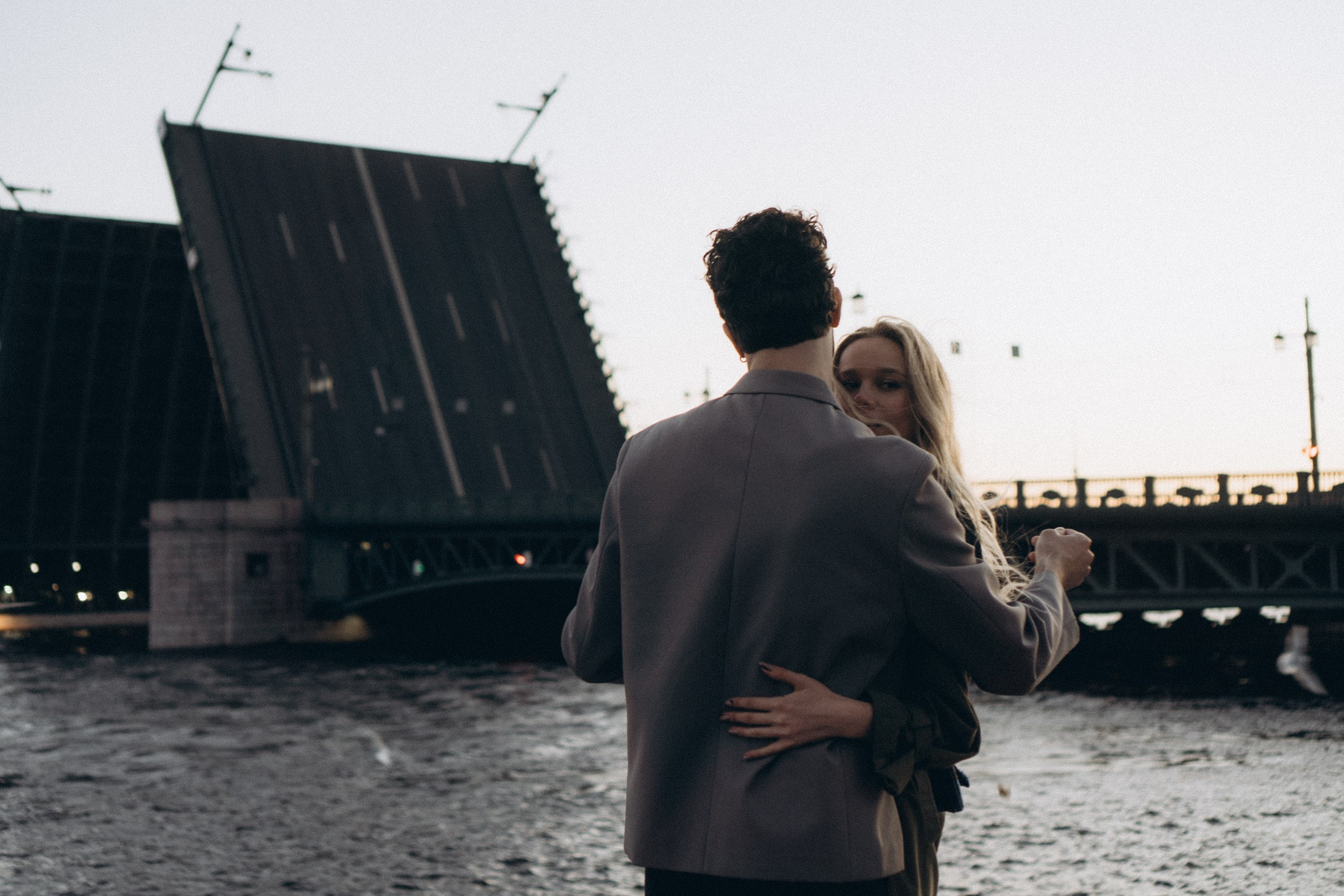 СВАДЕБНАЯ СЬЕМКА ПАРЫ НА РАССВЕТЕ В БЕЛЫЕ НОЧИ И ПРОГУЛКА С РАЗВОДНЫМИ МОСТАМИ И ПИКНИК ВОЗЛЕ ИСАКИЕВСКОГО СОБОРА. Профессиональный фотограф, Санкт-Петербург — Виктория Богомолова