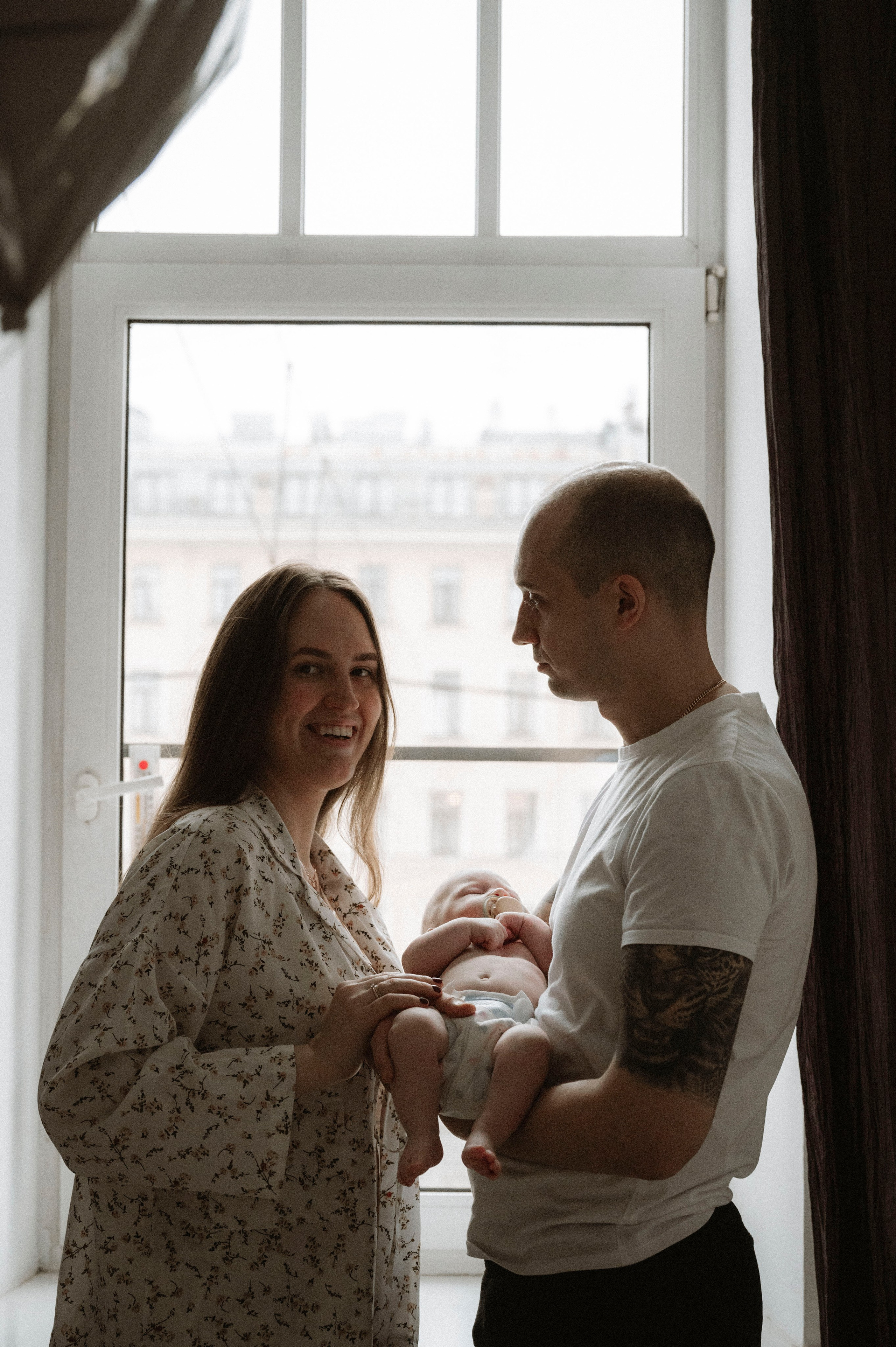 Семейная домашняя фотосессия. Профессиональный фотограф беременности в СПБ. Стильные фотосессии беременности в стиле минимализм и классическая фотография