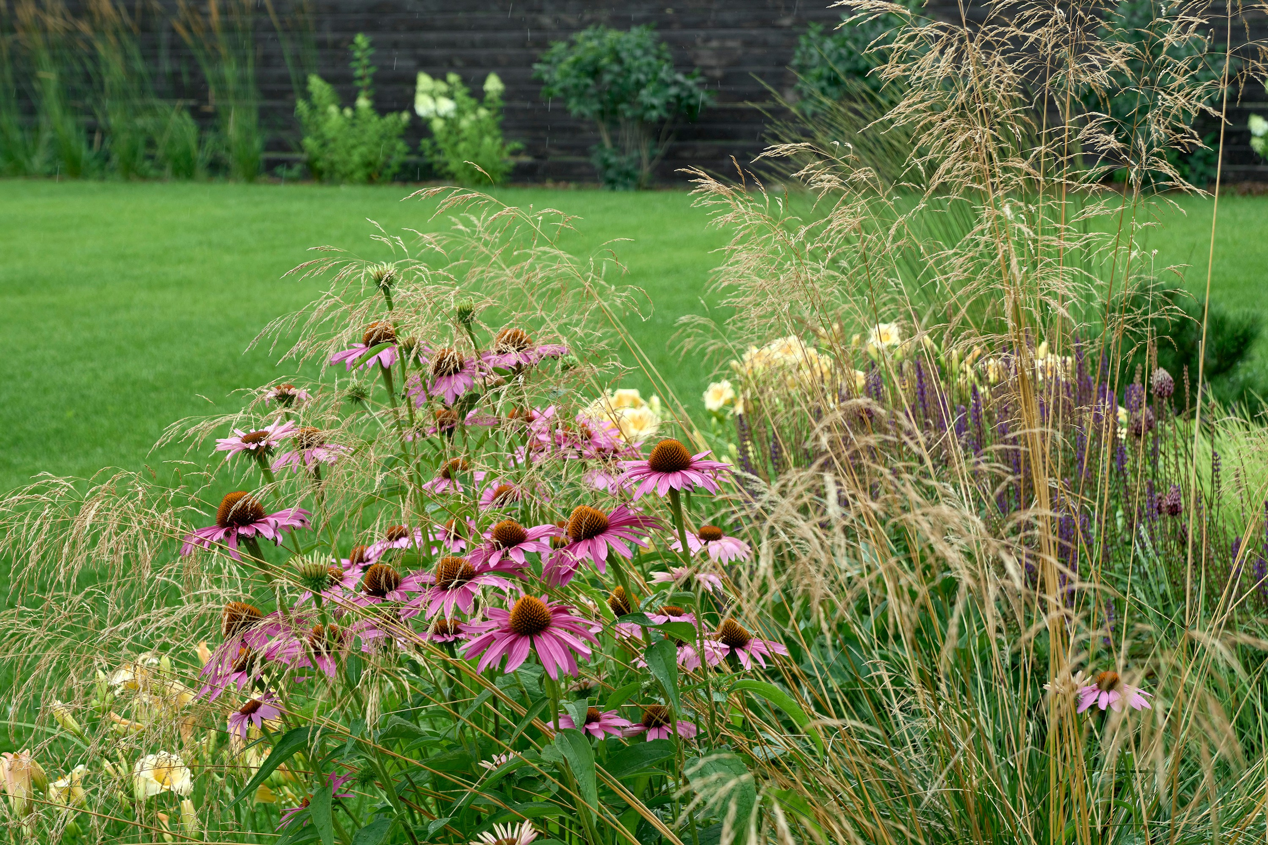 Ландшафтный и интерьерный фотограф Наталья Соловьева. Фотосъемка частного сада под Гатчиной для Таисьи Игошиной | interioto