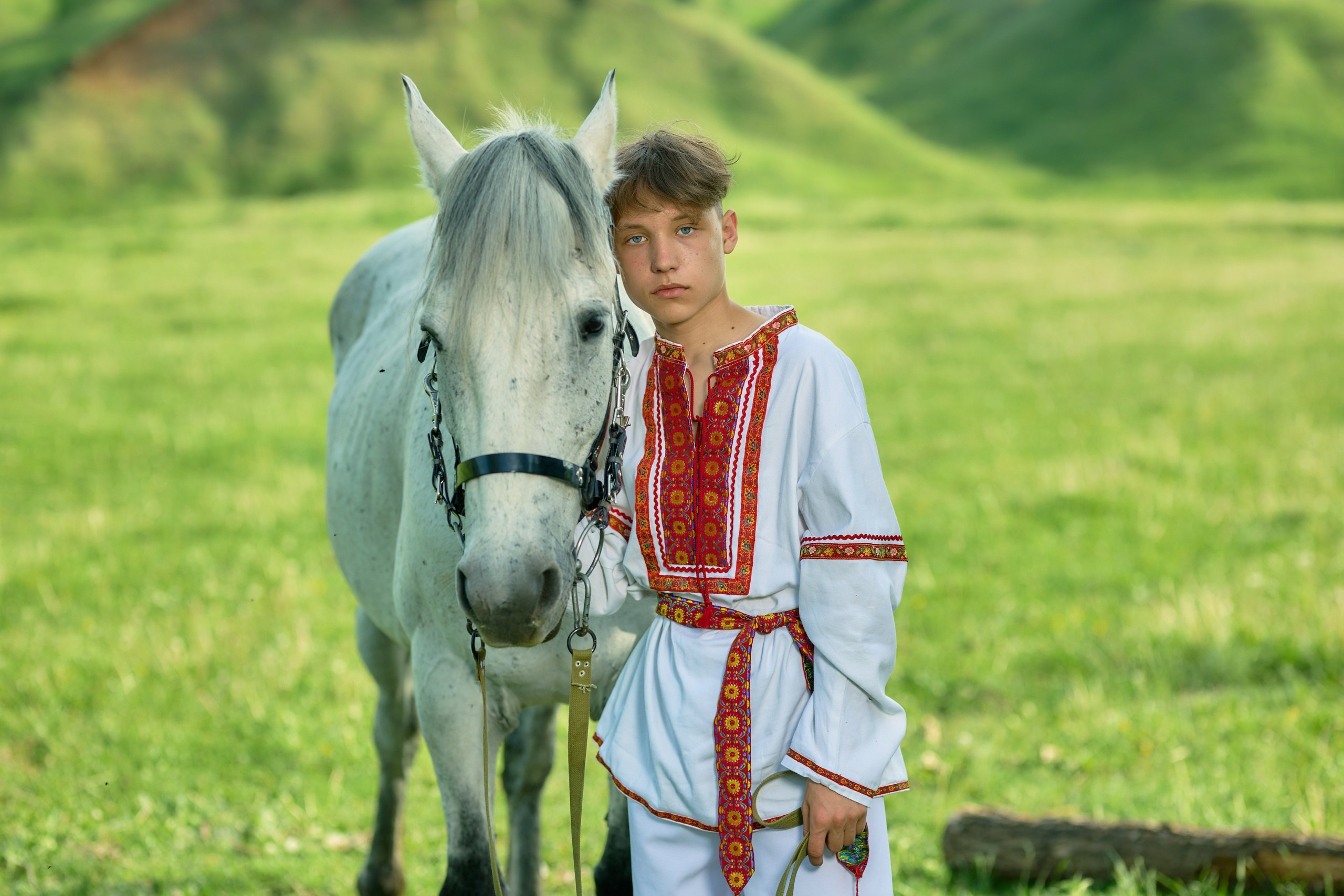 Детская фотосессия с лошадью в народных костюмах. Владимир Суздалов (ProMaXe) — Портретный фотограф, тематические фотосессии в Чебоксарах