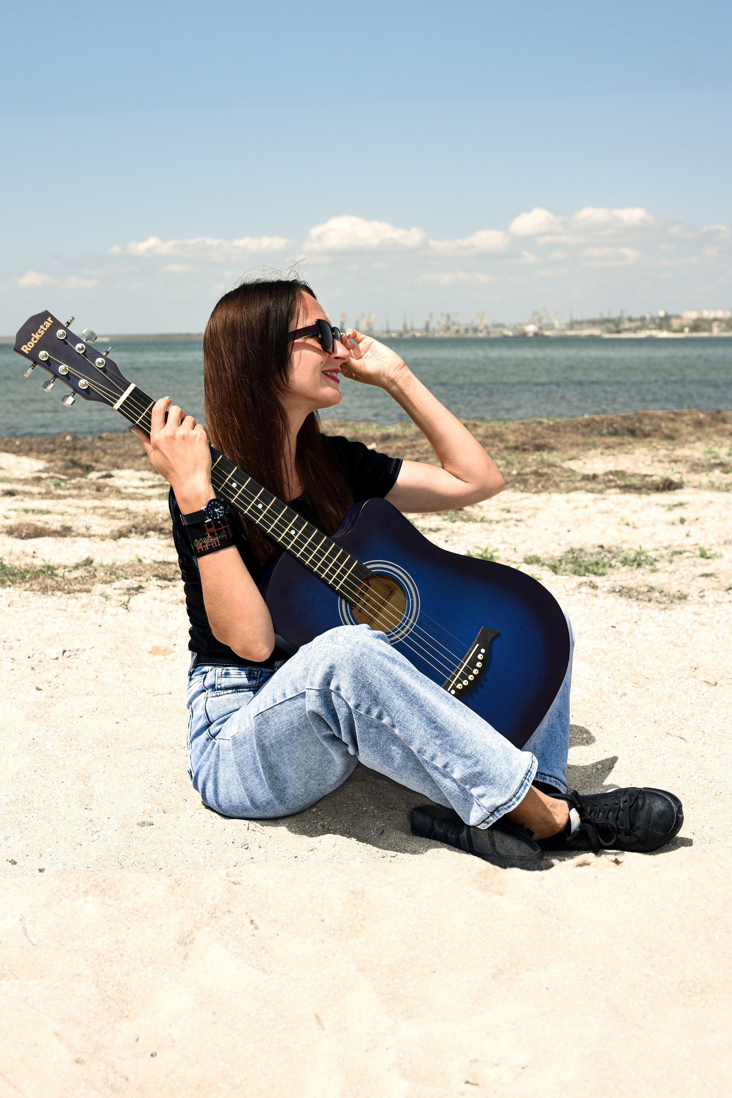 Девушка с гитарой. Главная