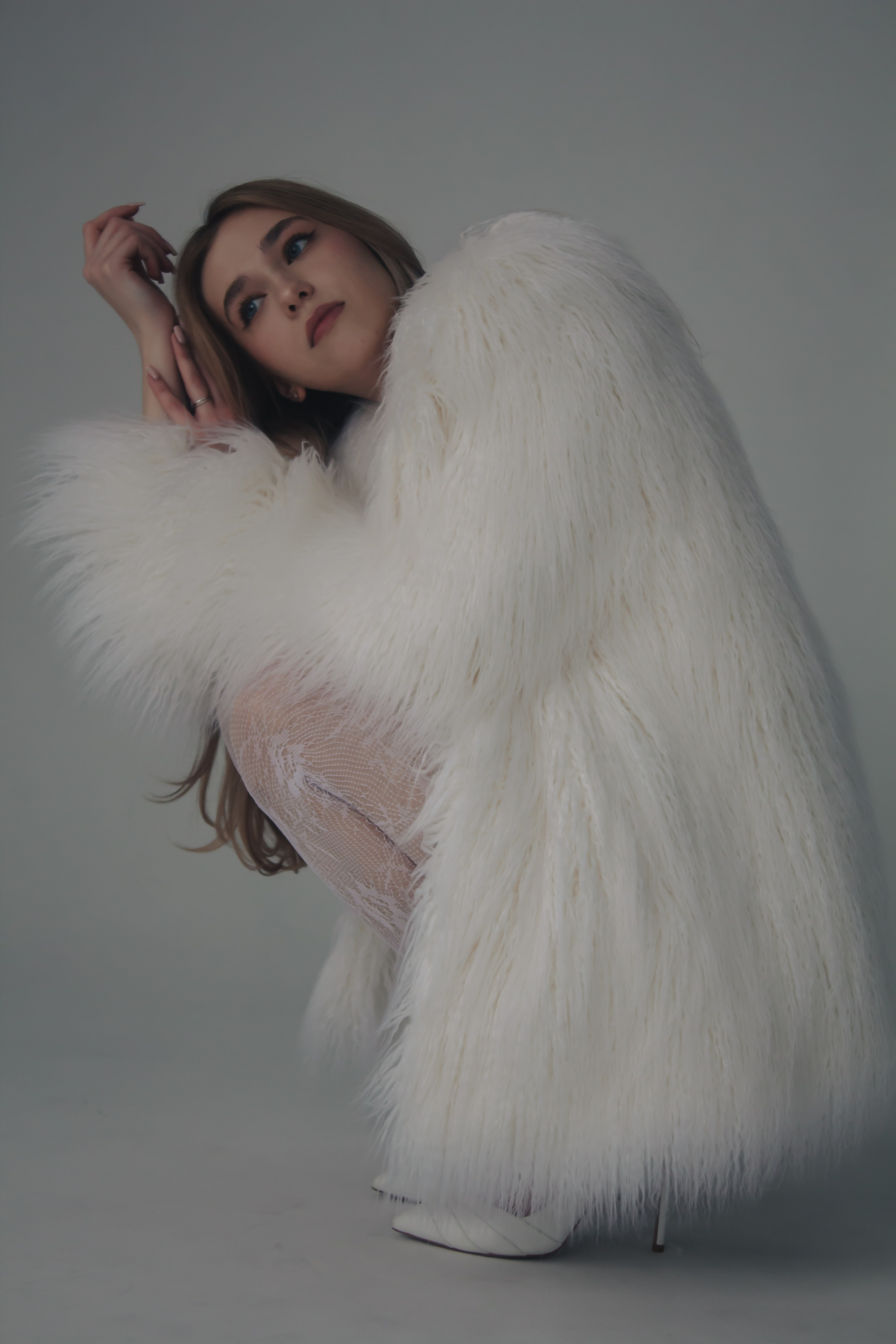 Девушка в белой шубе