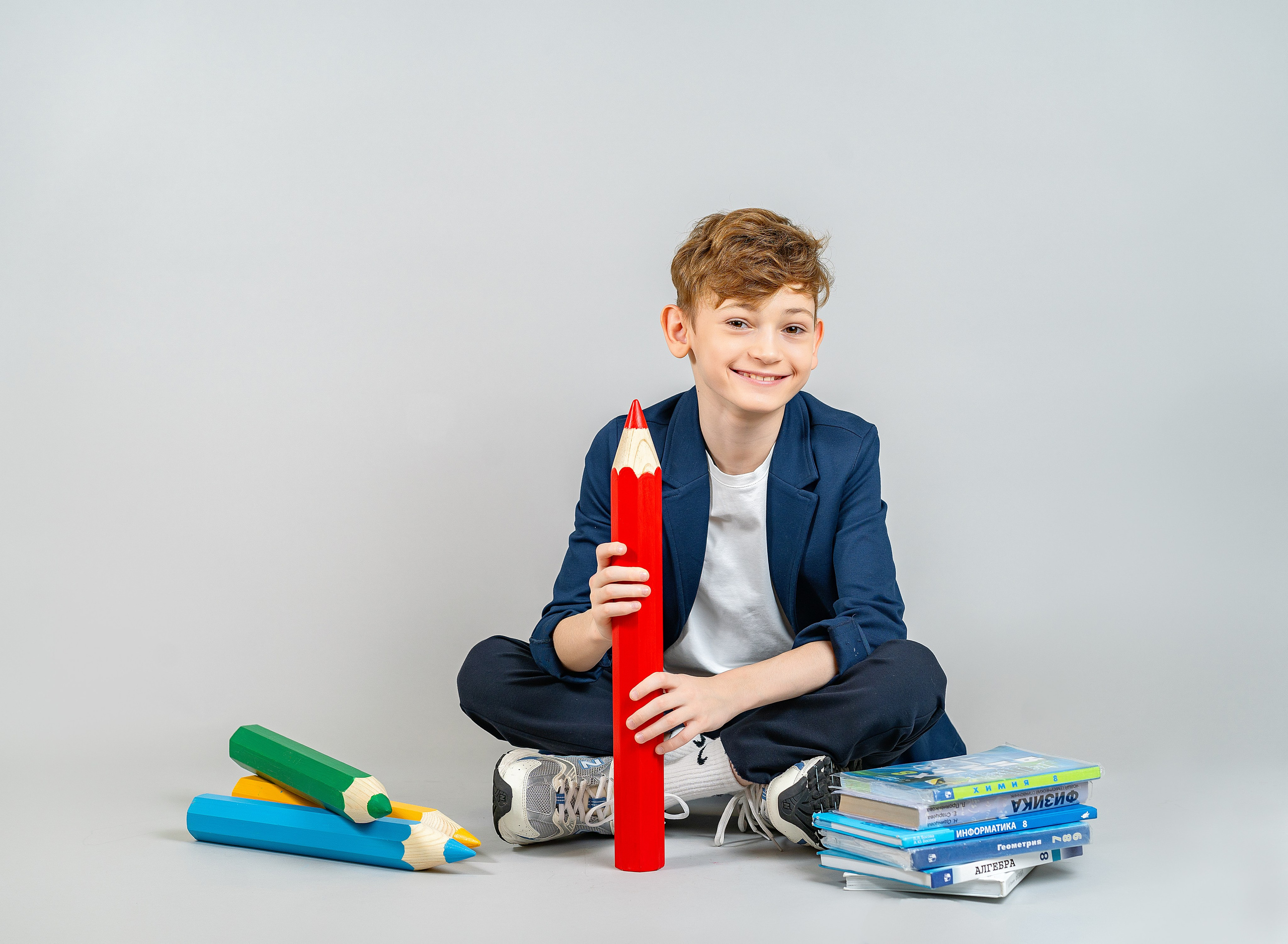 С карандашами. Школьный фотограф и фотограф в детском саду