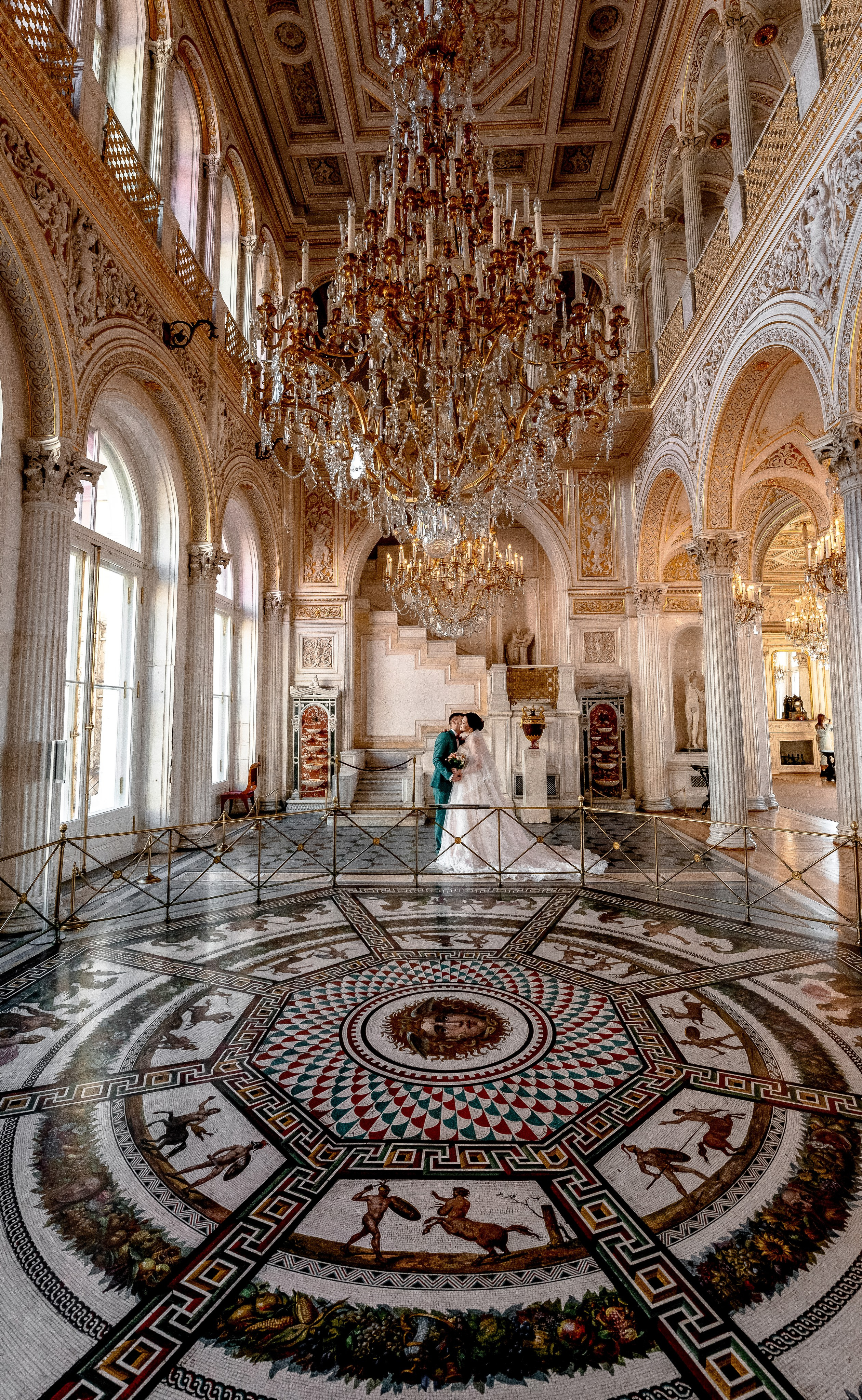 Шикарная фотосессия свадебной пары в интерьерах Эрмитажа