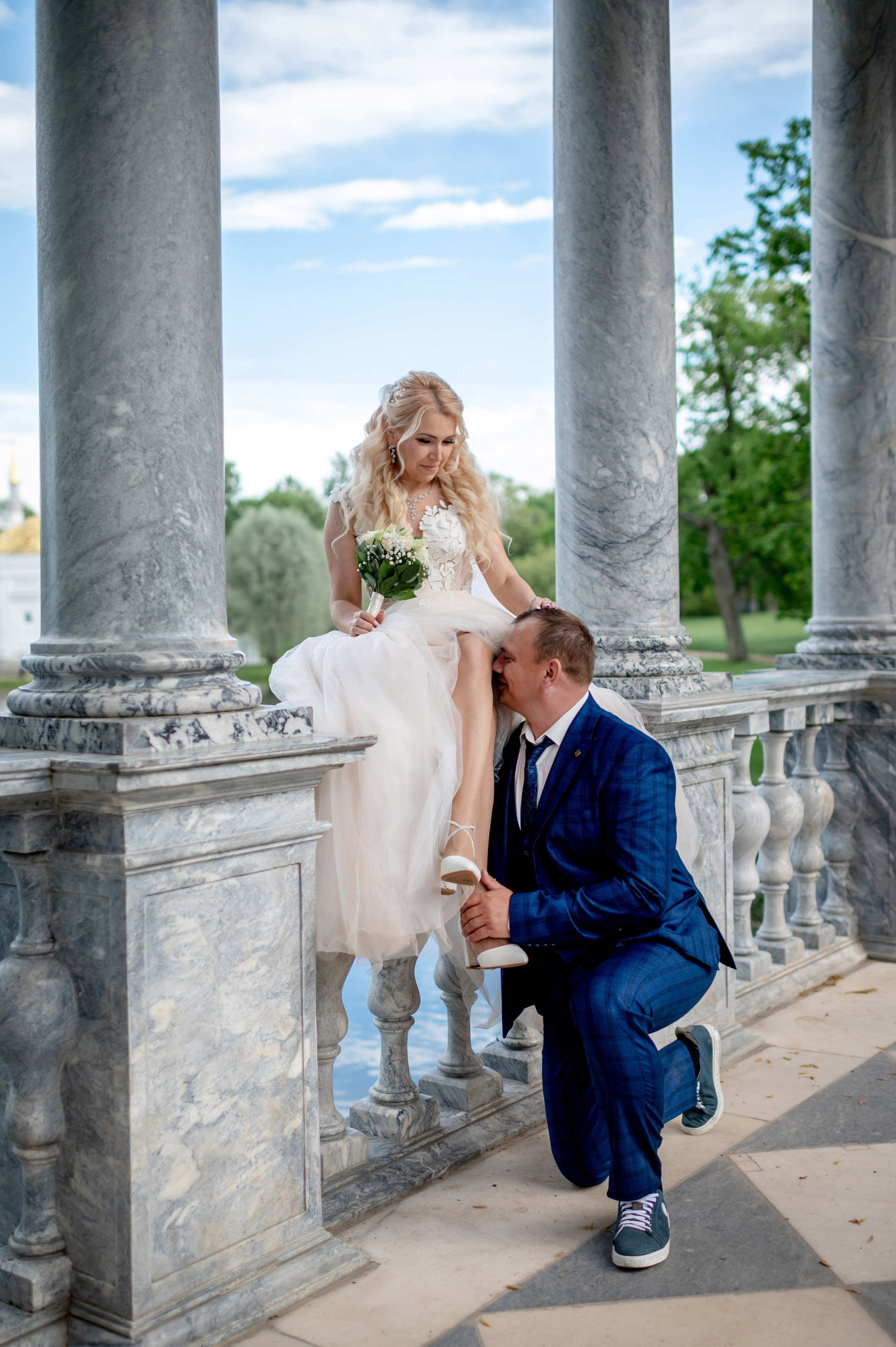 Евгения (фотосессия с малиновым chevrolet camaro, в сирени в Пушкине в Екатерининском парке). Портретный, семейный и свадебный фотограф в Санкт-Петербурге и в Пушкине Ширяев Денис