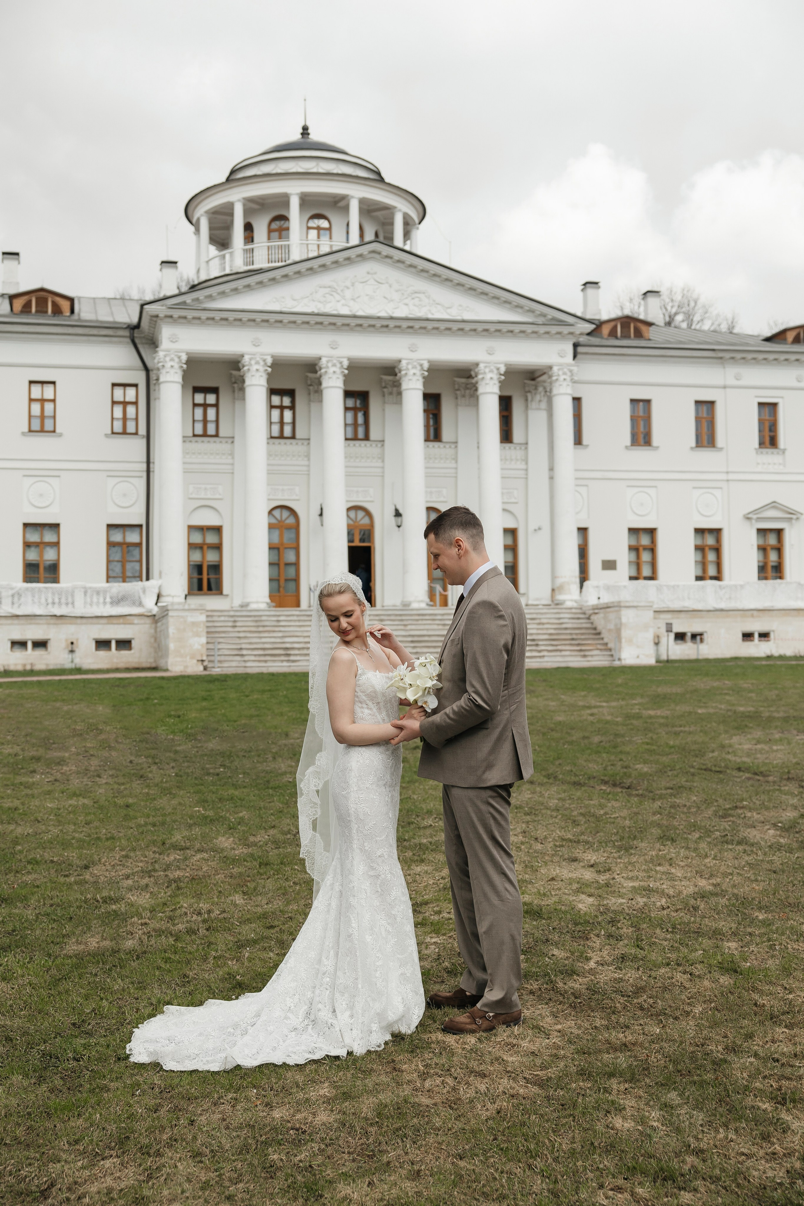 Свадебная фотосессия в Усадьбе Остафьево. Свадебный фотограф в Москве Дарья Олендарёва