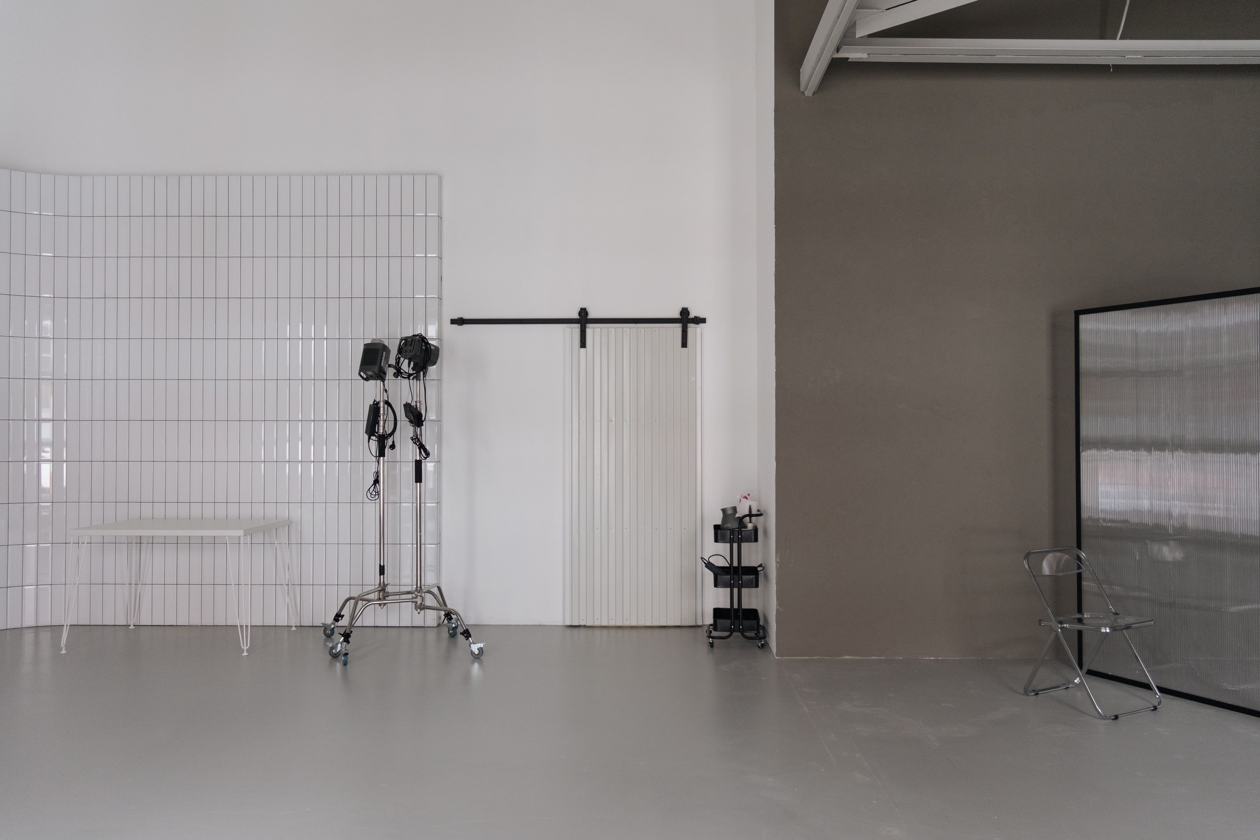 Зал Ньютон в фотостудии CIRCLE 2.0 в Сургуте. Профессиональный интерьер для фотосессий, оборудованный современной техникой и декорациями. Фотограф Анна Старцева проводит творческие съемки высокого уровня. Подходит для портретной фотографии, семейных фотосессий и коммерческих проектов. Уникальная атмосфера зала обеспечивает выразительные кадры с идеальным светом и композицией. Идеальное пространство для реализации творческих идей и вдохновения.