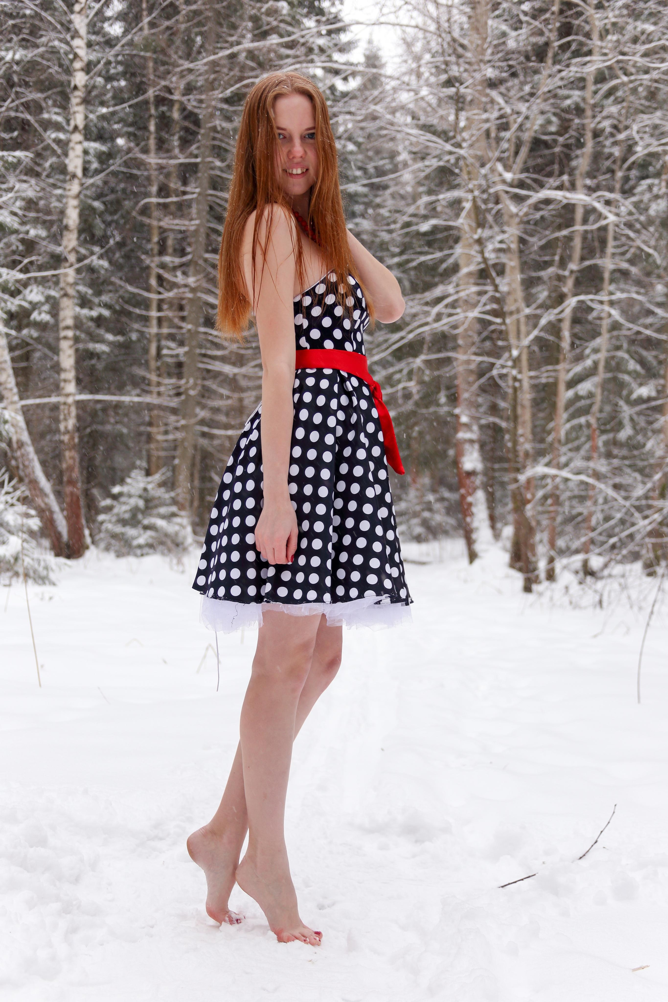 Света босиком на снегу. Фотограф Пермь. Фотосессия в фотостудии Перми и на свежем воздухе