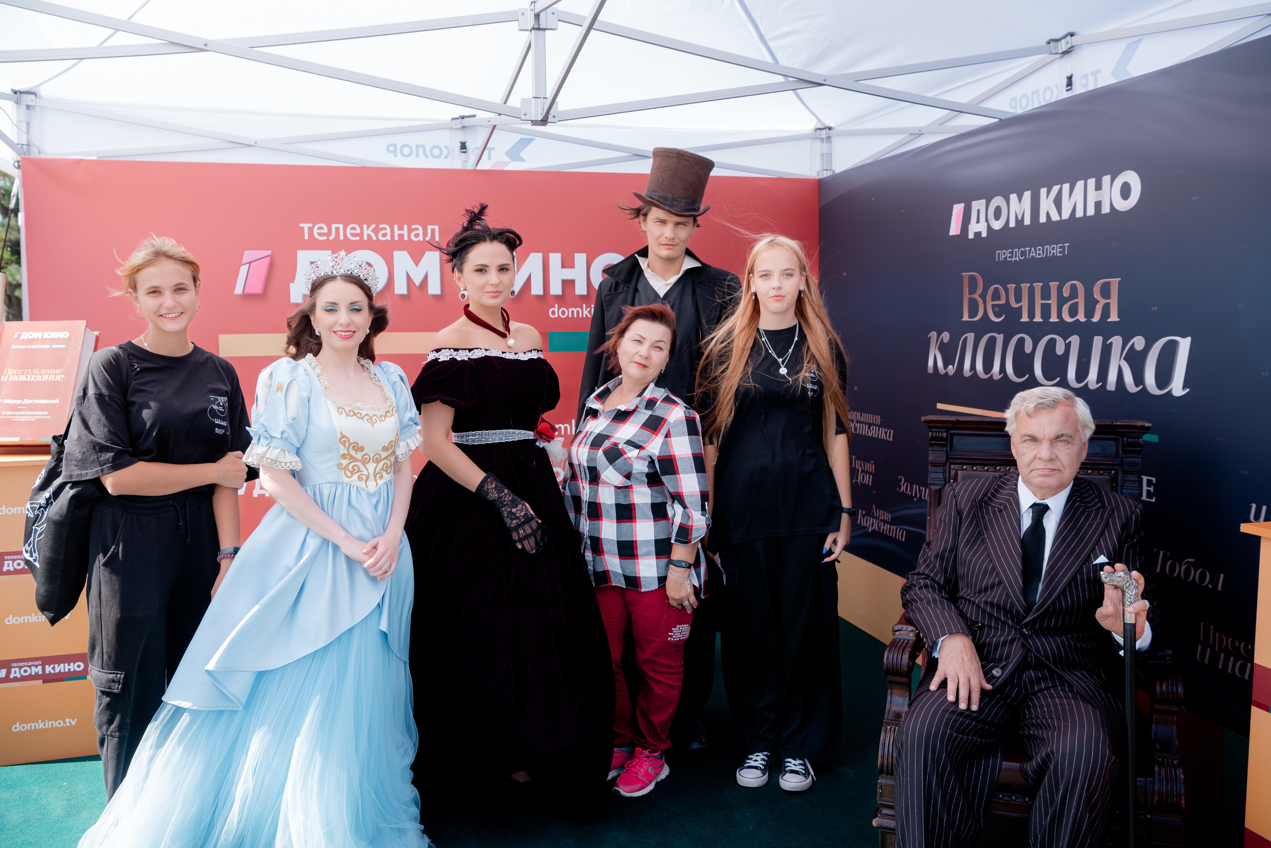 Портретные фото с артистами в палатке Триколор Дом Кинов на день города Волгоград. Фотограф в Волгограде и Волжском Александр Горбань