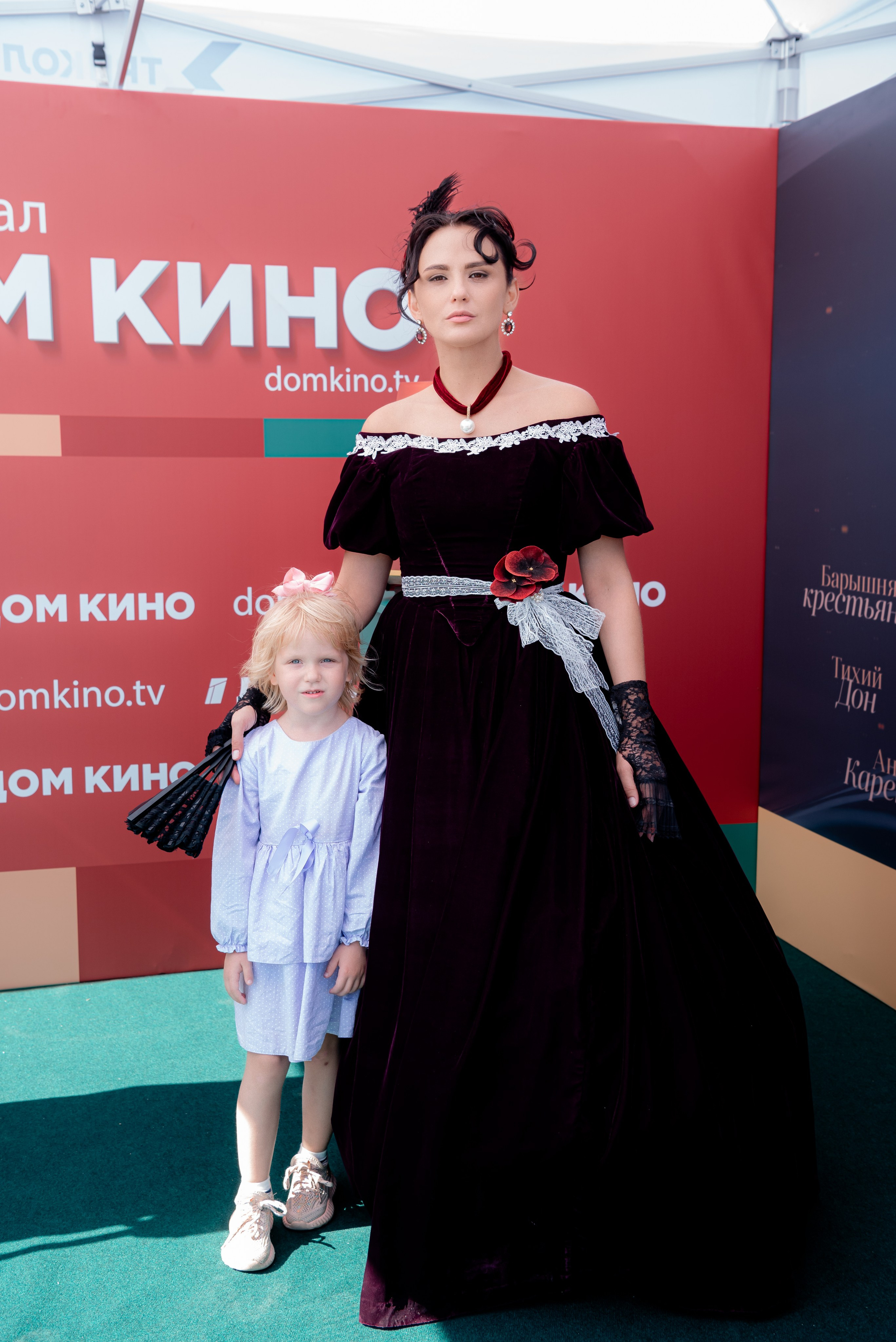 Портретные фото с артистами в палатке Триколор Дом Кинов на день города Волгоград. Фотограф в Волгограде и Волжском Александр Горбань