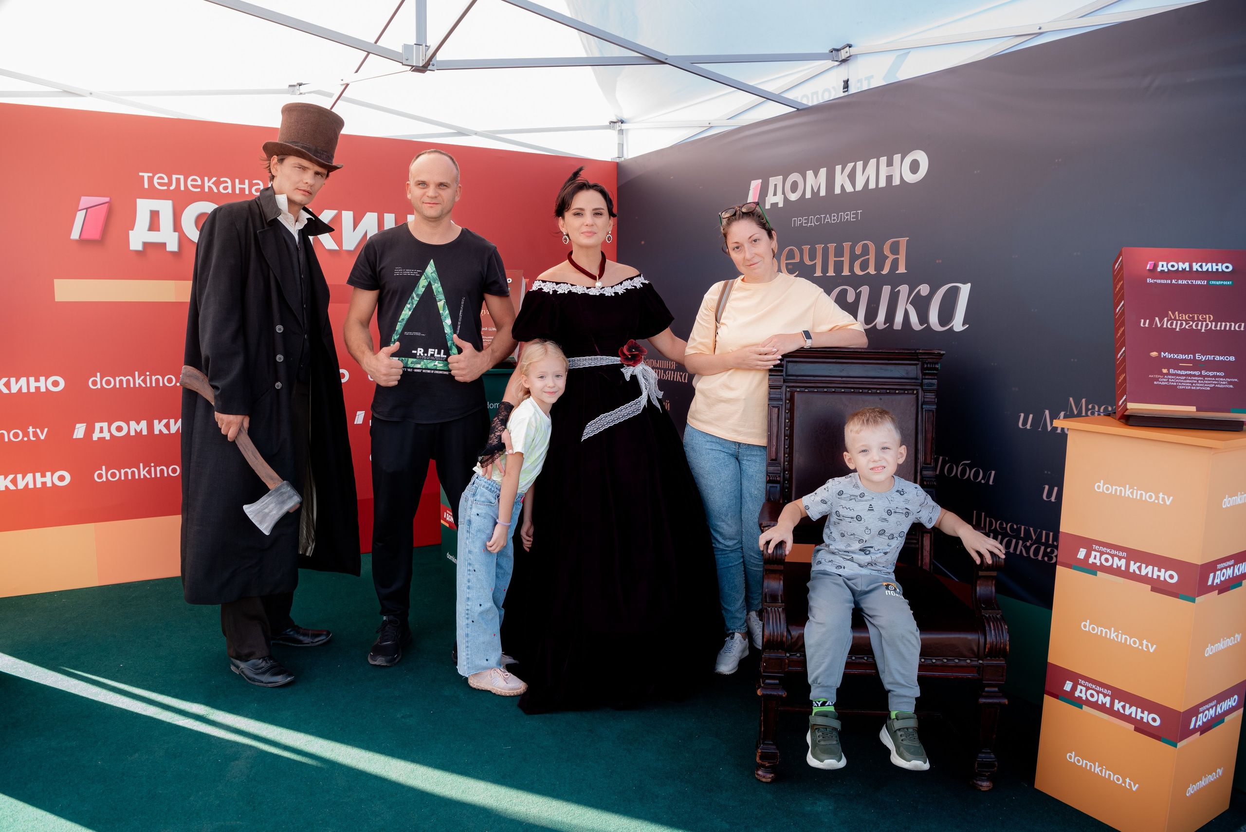 Портретные фото с артистами в палатке Триколор Дом Кинов на день города Волгоград. Фотограф в Волгограде и Волжском Александр Горбань