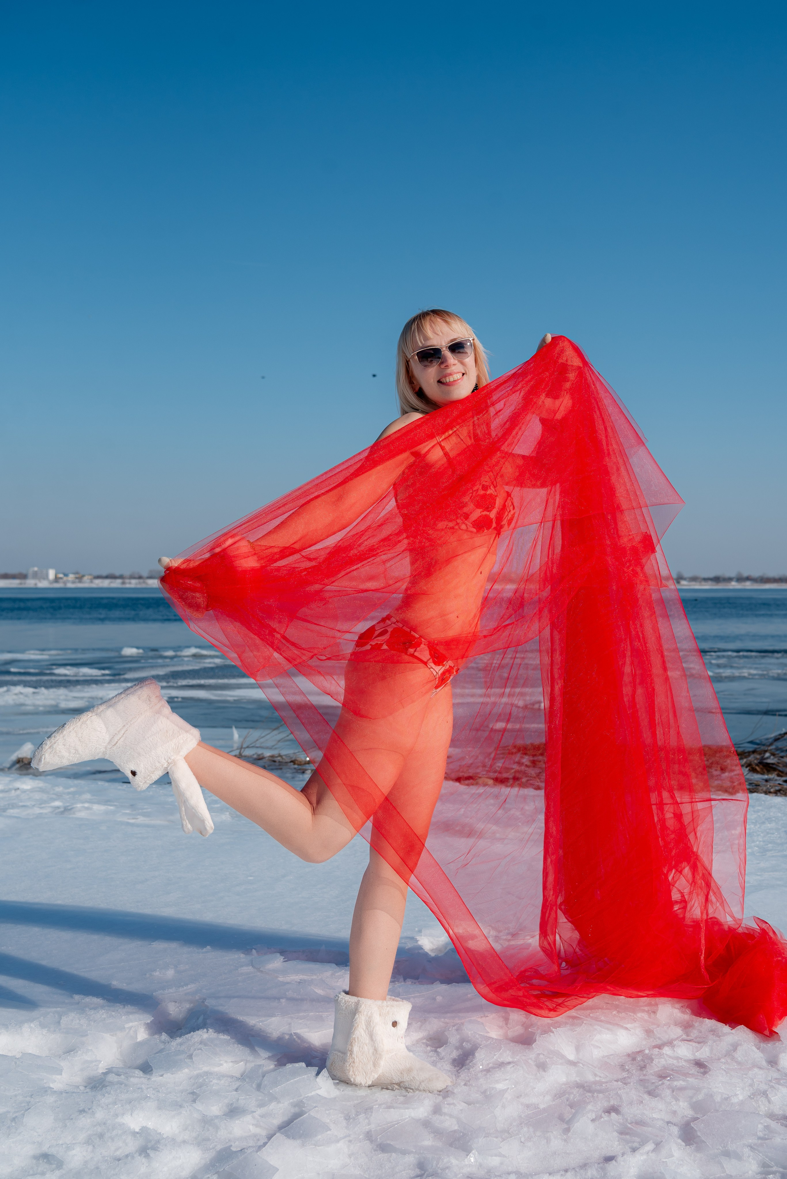 Моржи на Волге. Девушки в купальниках на снегу. Волгоград. Фотограф в Волгограде и Волжском Александр Горбань