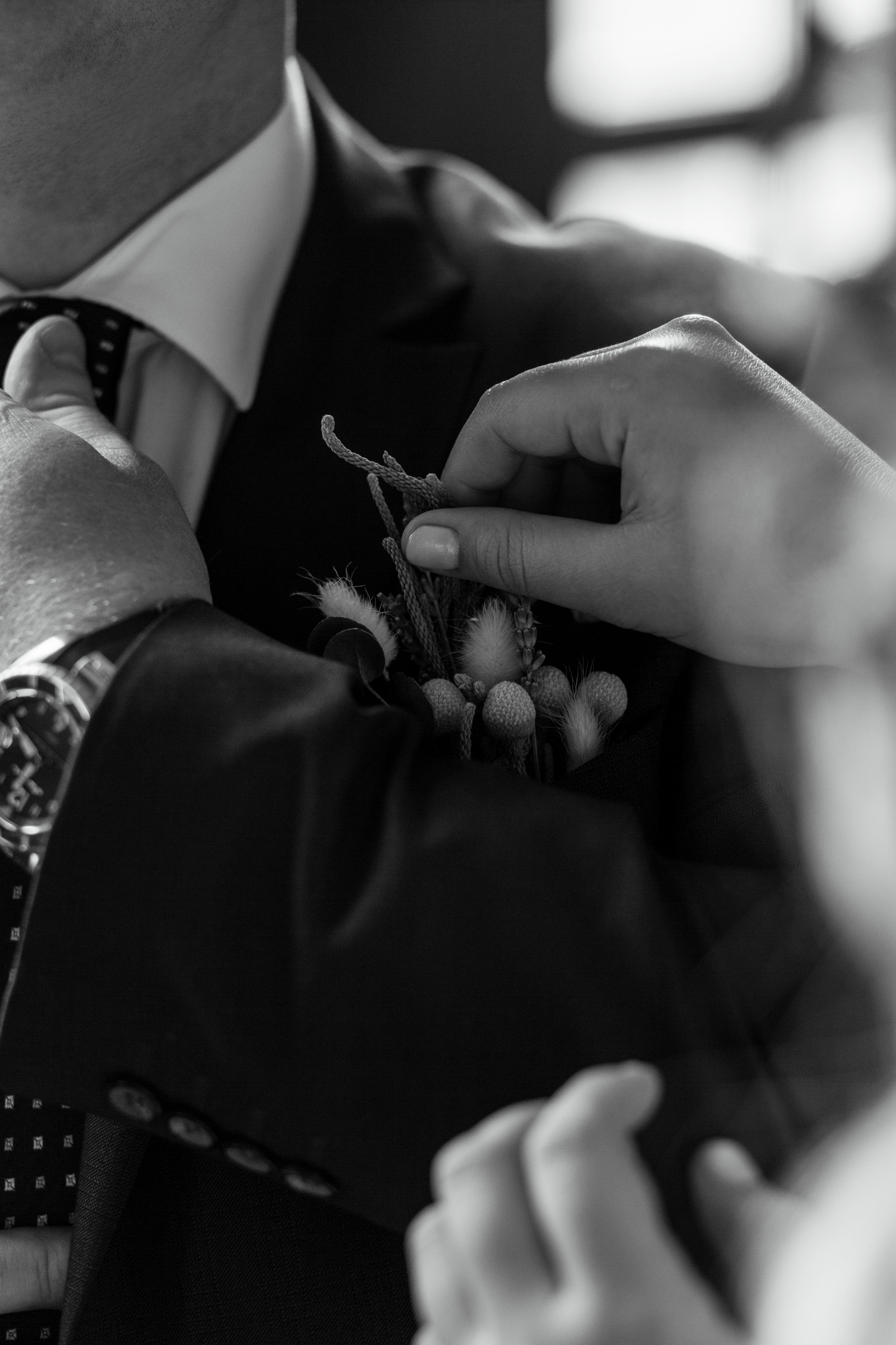 Бутоньерка жениха крупным планом