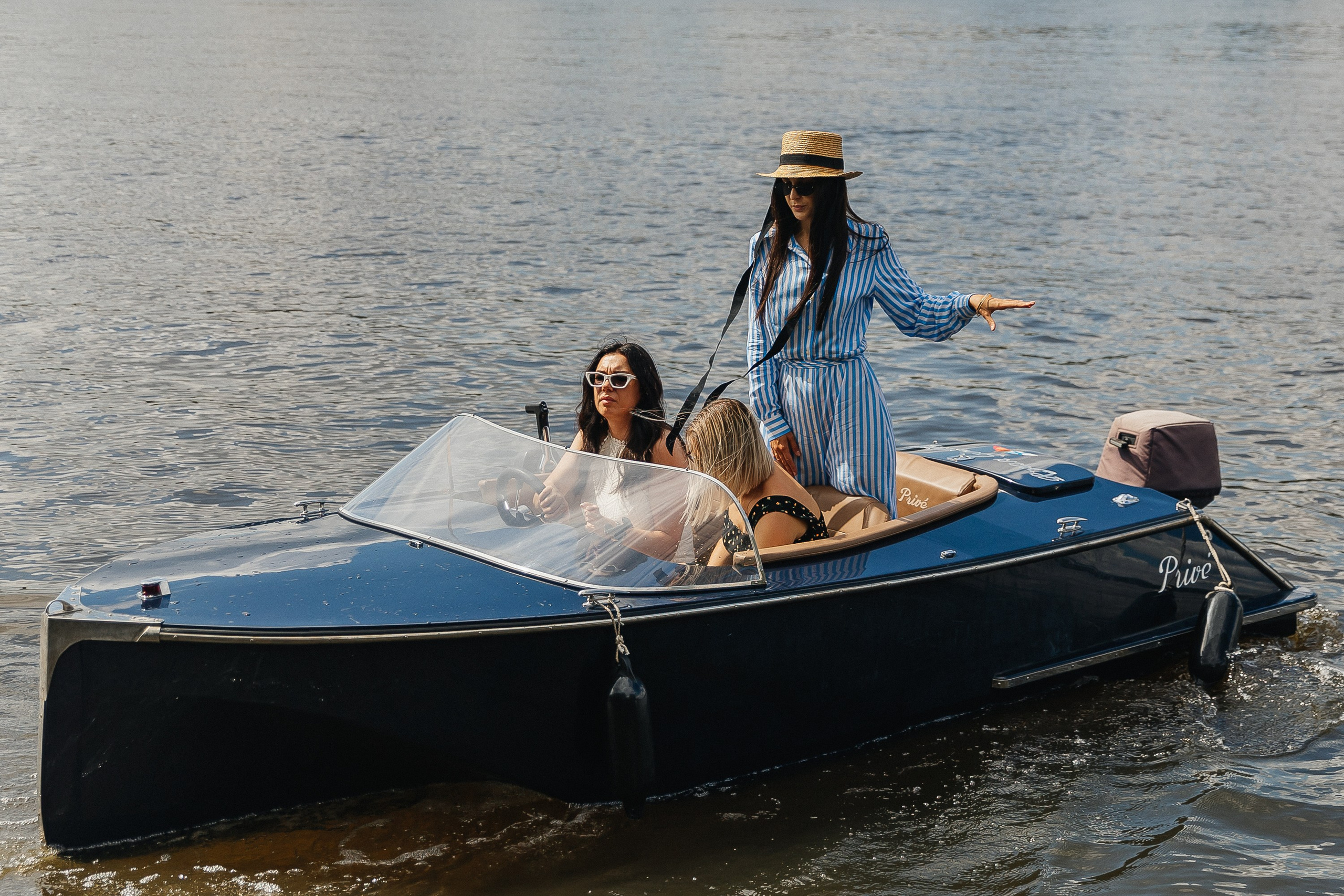 девичник на ретро катерах, ретрокатер, фотограф на девичник, прогулка на яхте, фотосессия на катере, ретро-катер, катер в москве