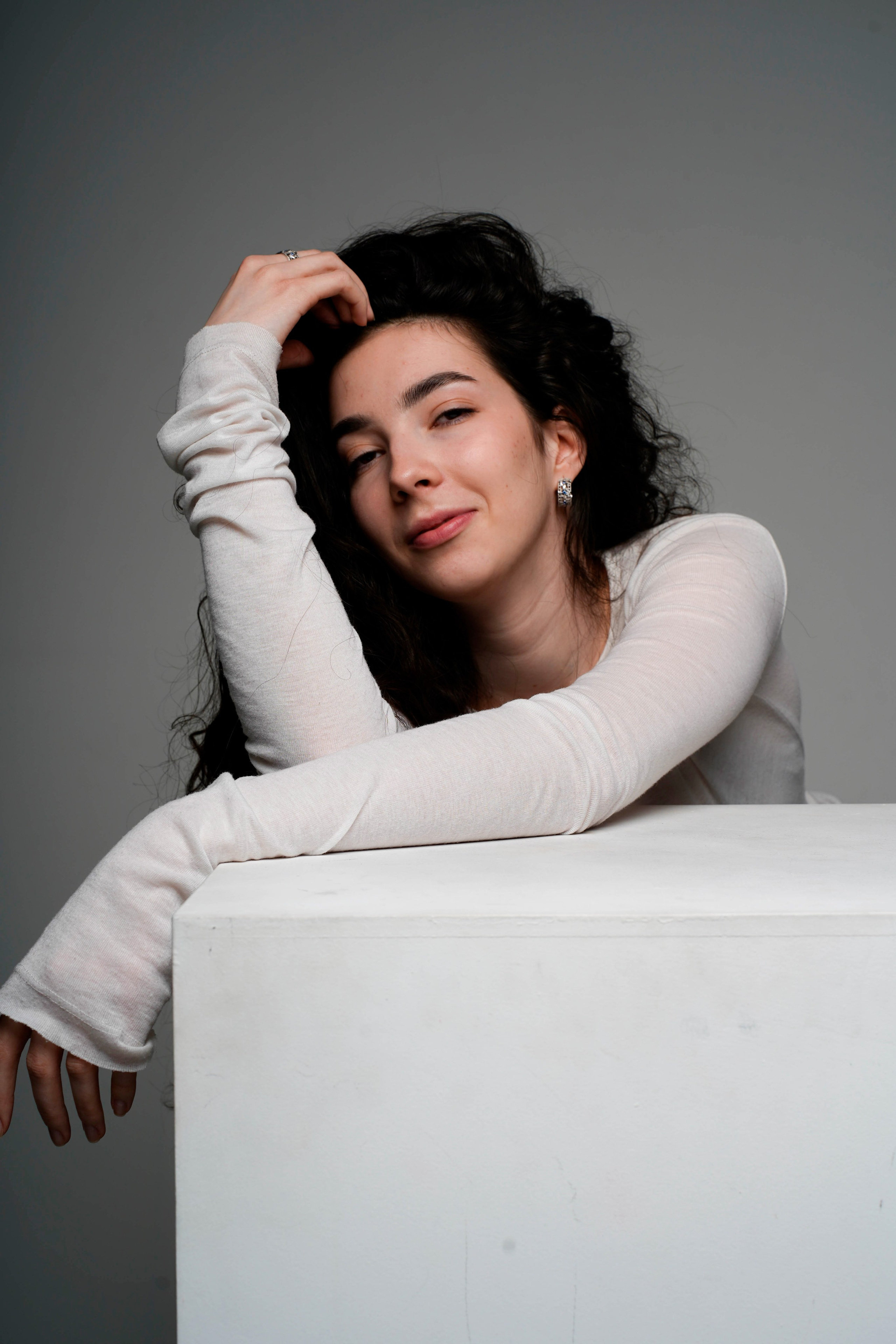 Портрет девушки с черными кудрявыми волосами. Фотограф Анна Калинцева