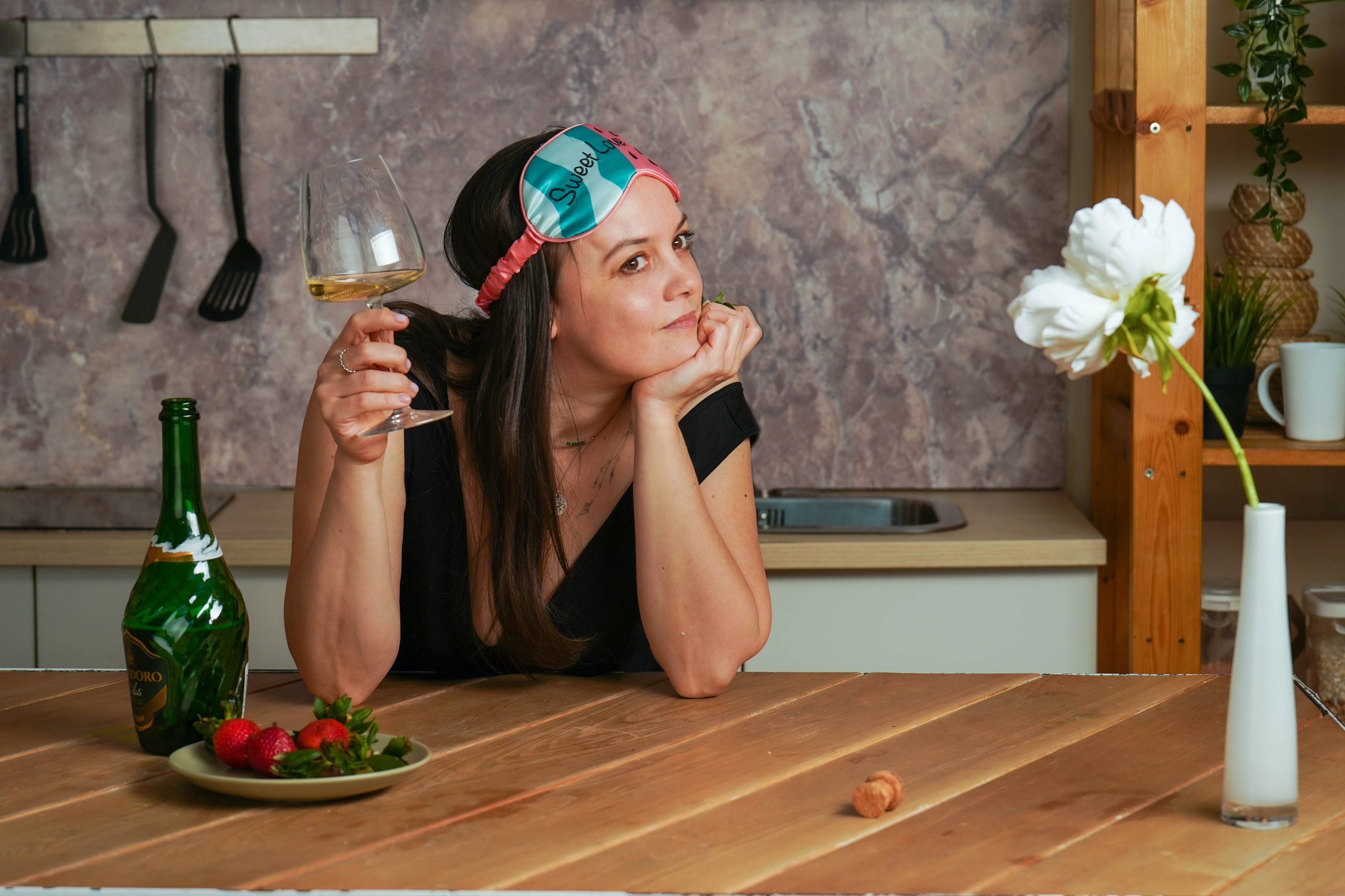 Девушка с бокалом на кухне. Фотограф Анна Калинцева