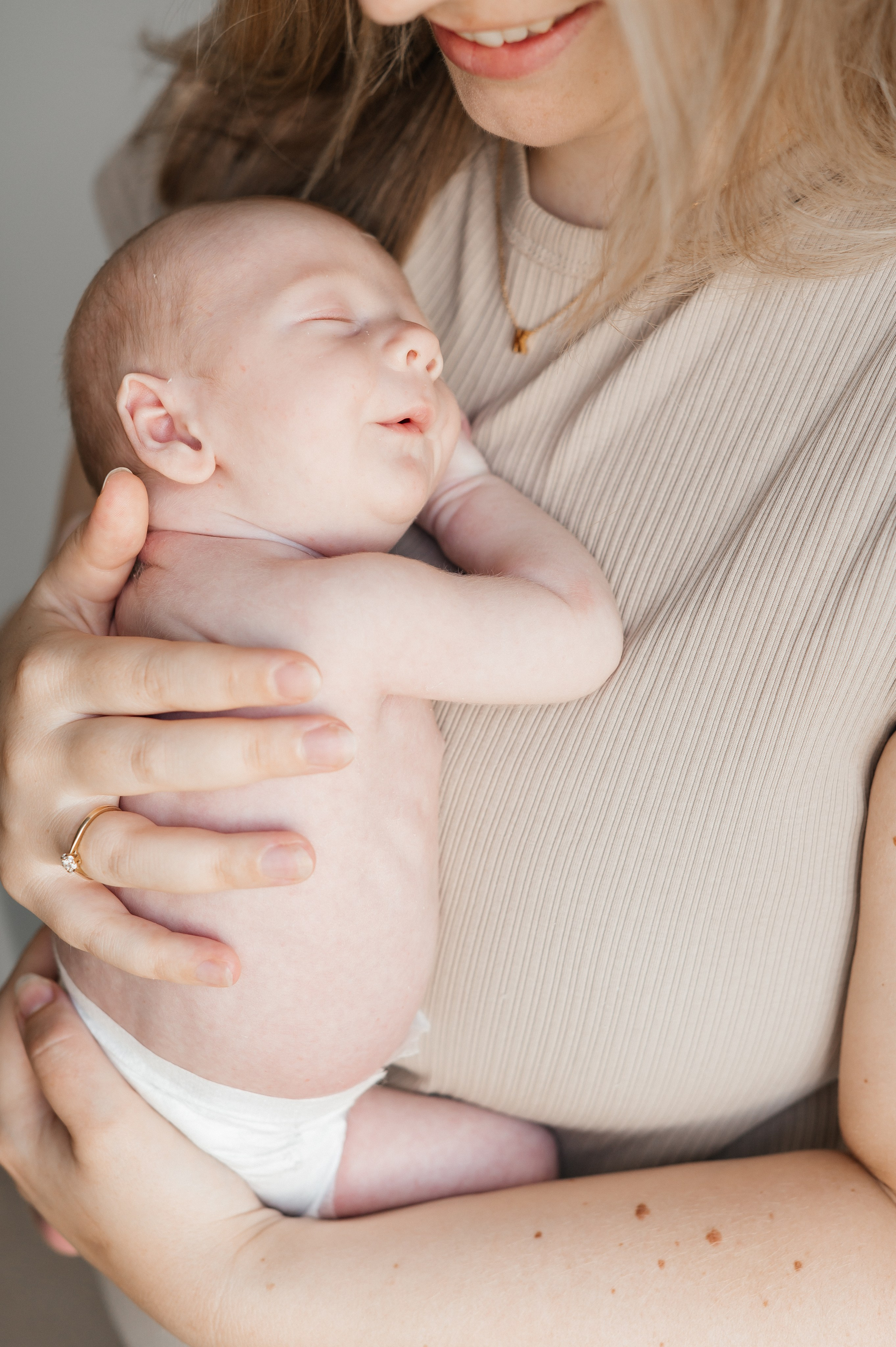 Lifestyle nyföddfotografering i Halmstad. Bröllops- och familjefotograf i Halmstad | Valentina