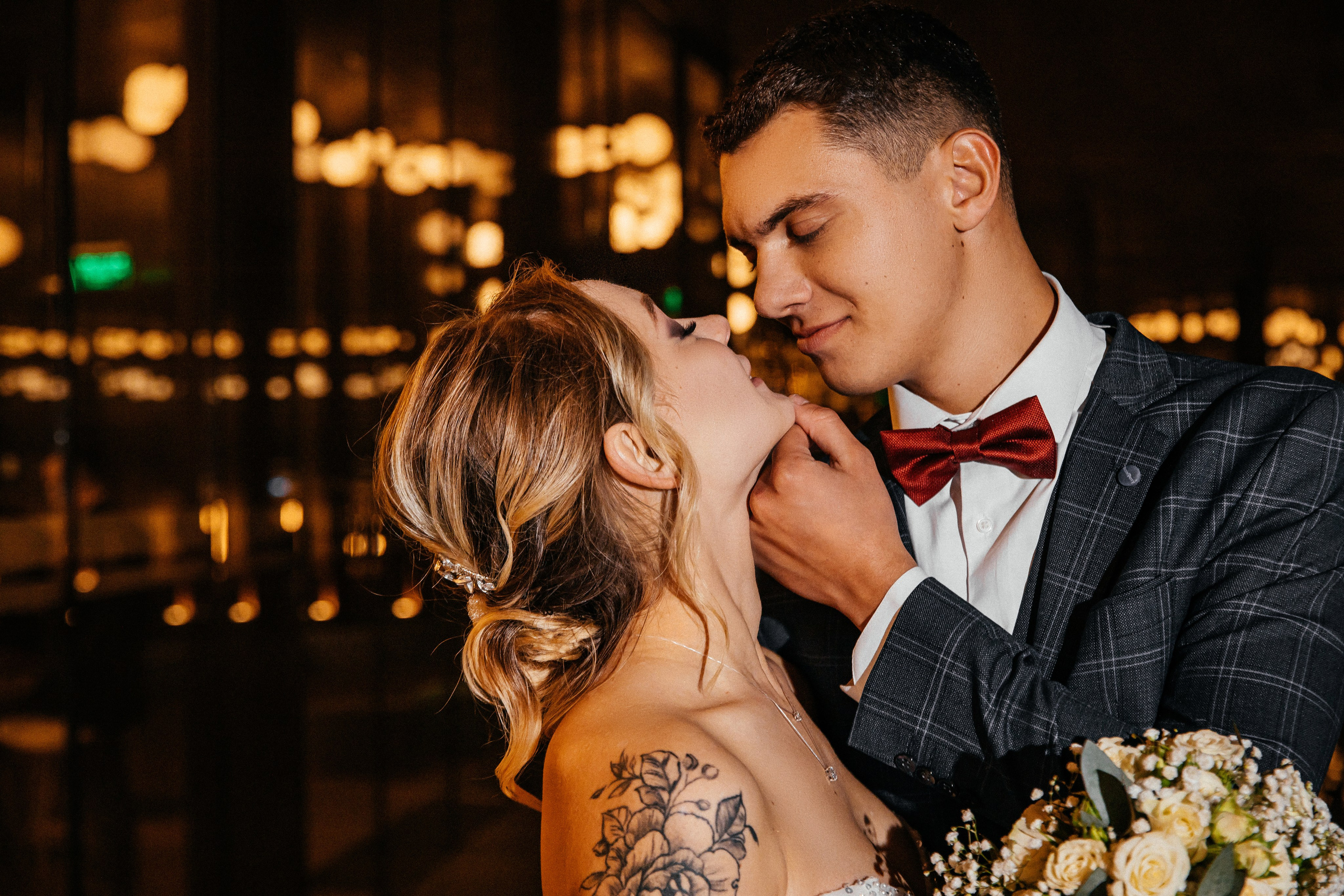 влюбленная пара смотрит друг на друга