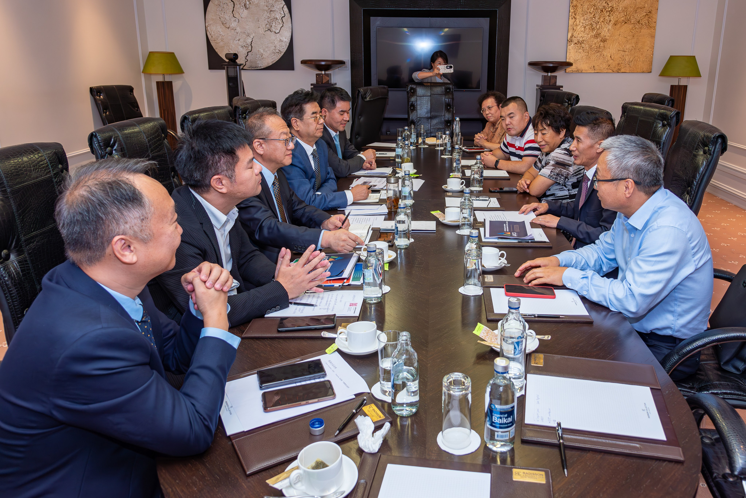 Профессиональная репортажная фотосъемка бизнес мероприятий,  в Москве, живые фото без фильтров. Используется полностью бесшумная полнокадровая фотокамера. 