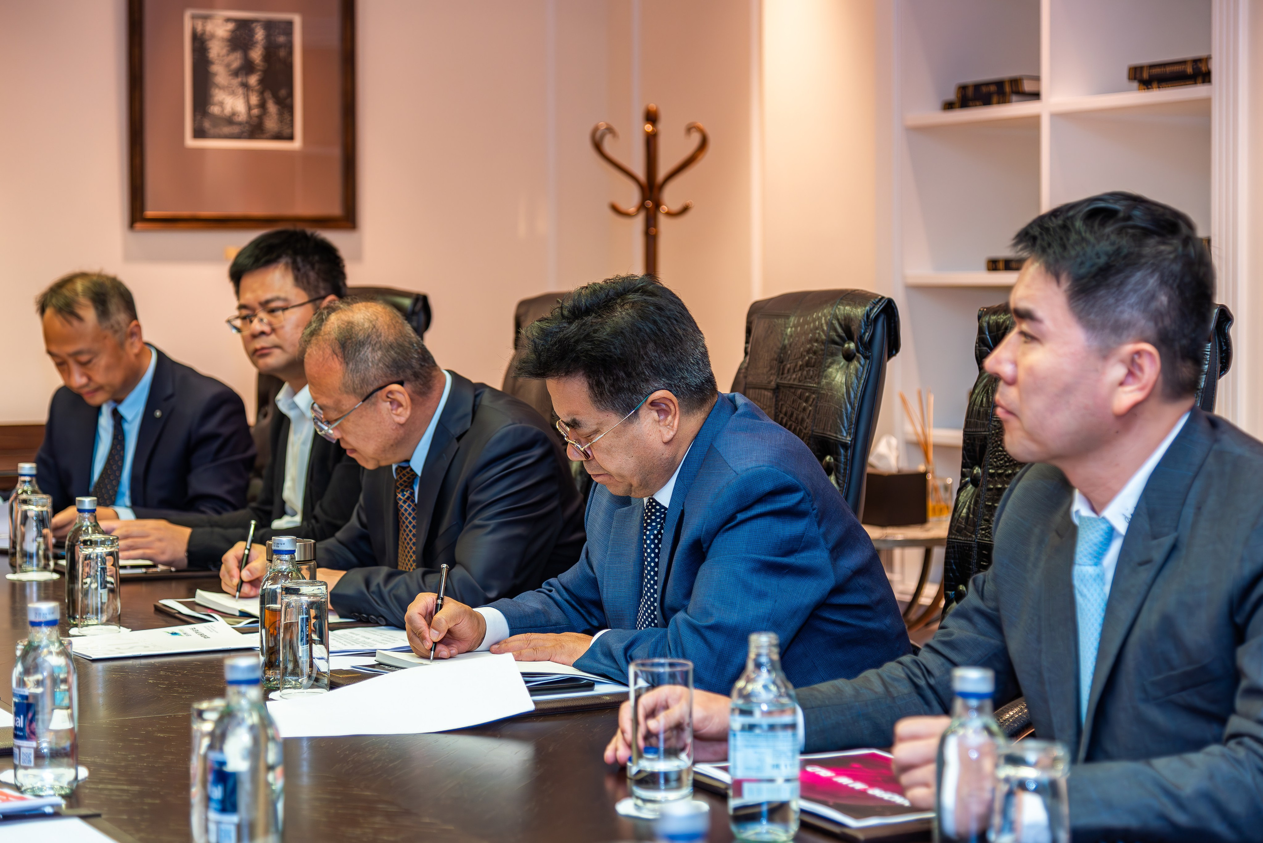 Профессиональная репортажная фотосъемка бизнес конференции,  в Москве, живые фото без фильтров. Используется полностью бесшумная полнокадровая фотокамера. 