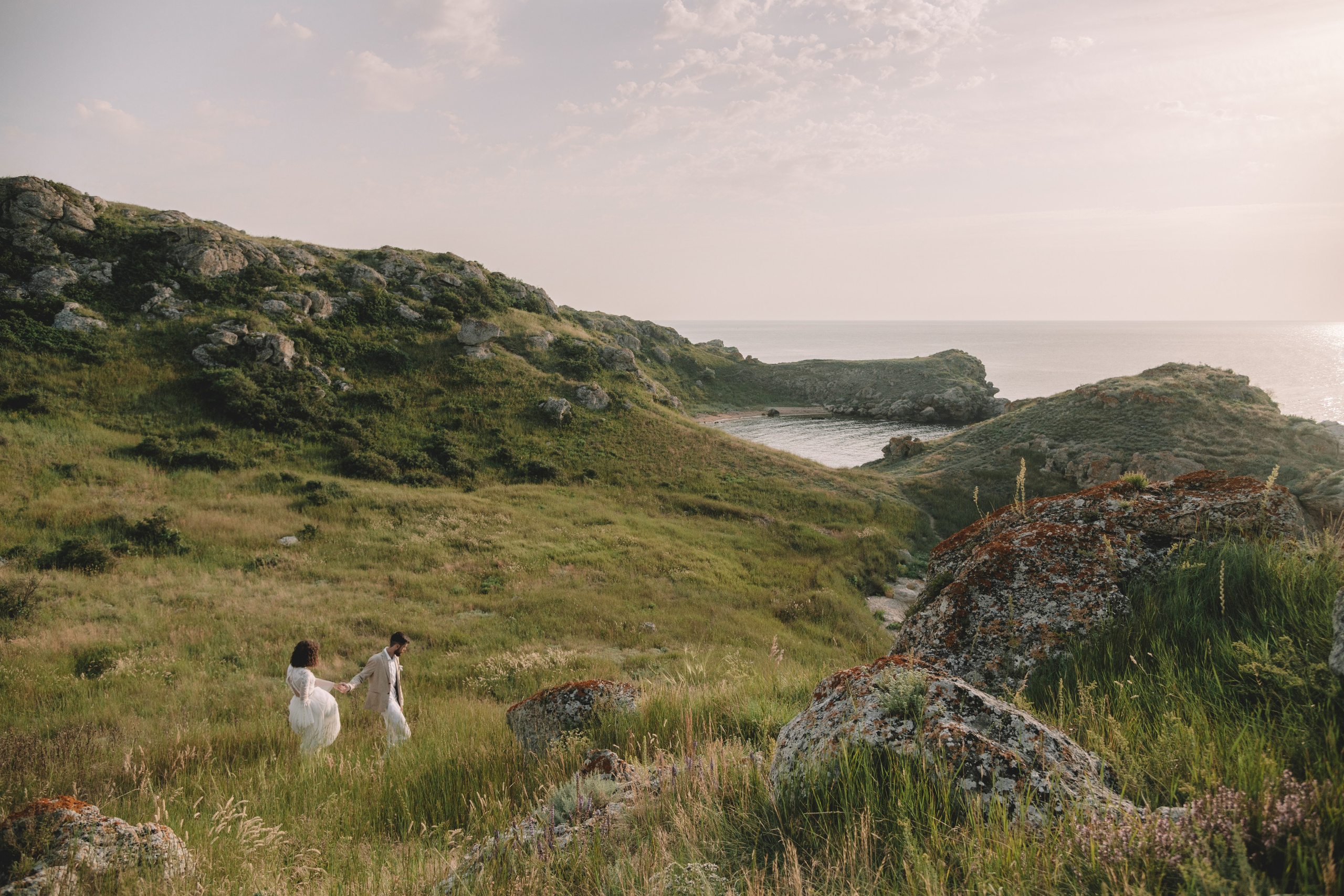 Свадебная фотосессия в Щелкино ,Бухта Космонавтов. Выездная церемония на берегу моря Крым. Свадебный и семейный фотограф и видеограф, Крым, Москва, Санкт -Петербург