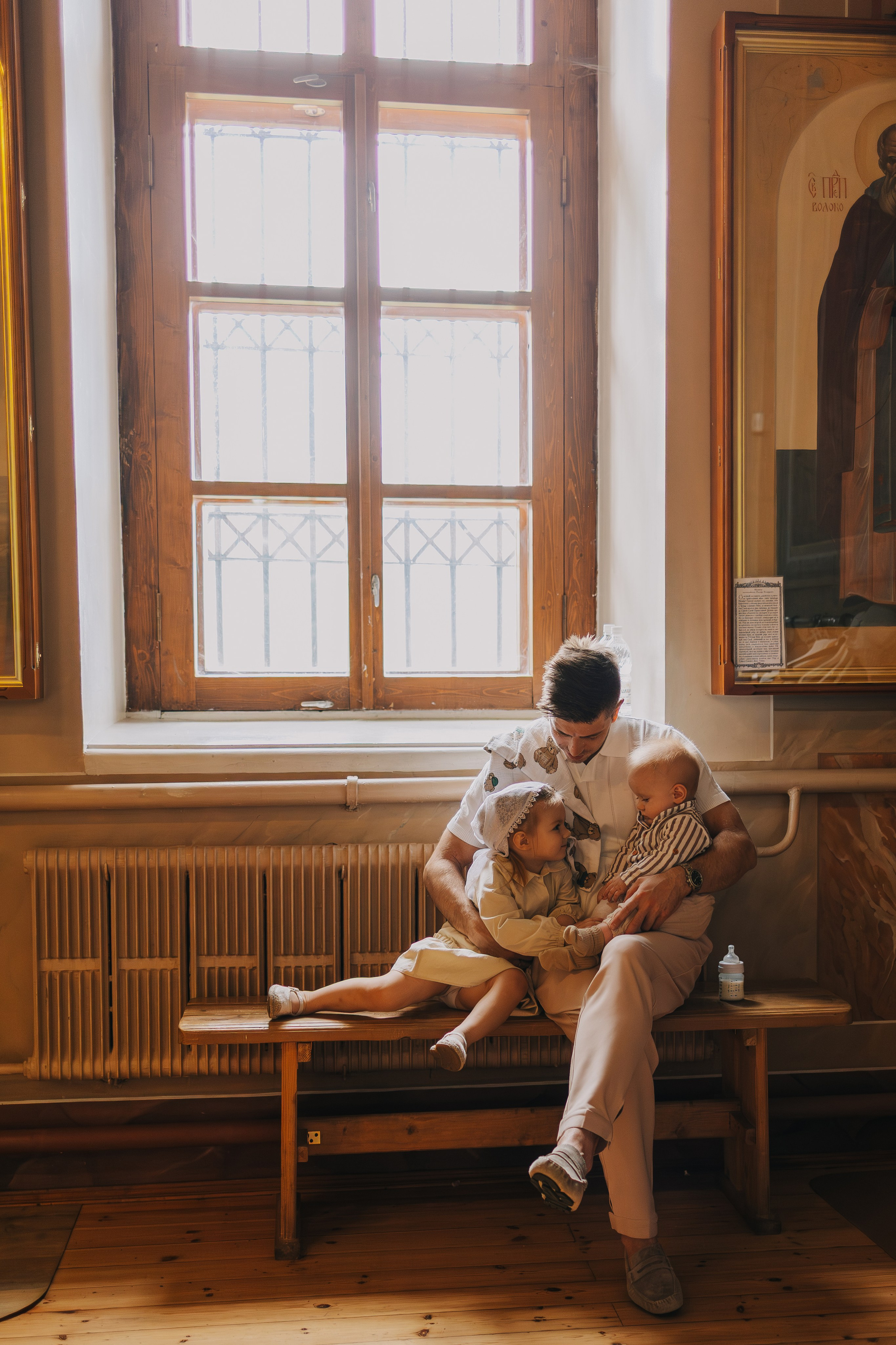 Профессиональный фотограф на крещение ребенка Москва, крупный план младенца в купели.