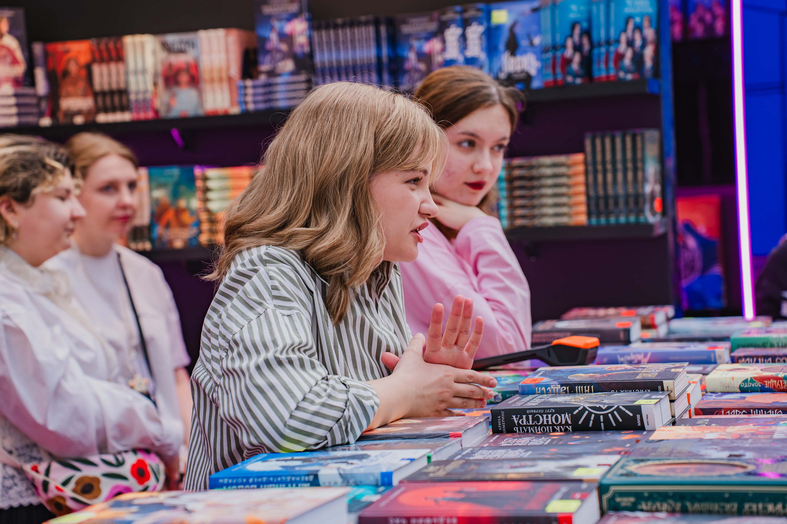 МИФ Non/fictio№ 2025 стенды. Репортажный фотограф Анастасия Рубцова