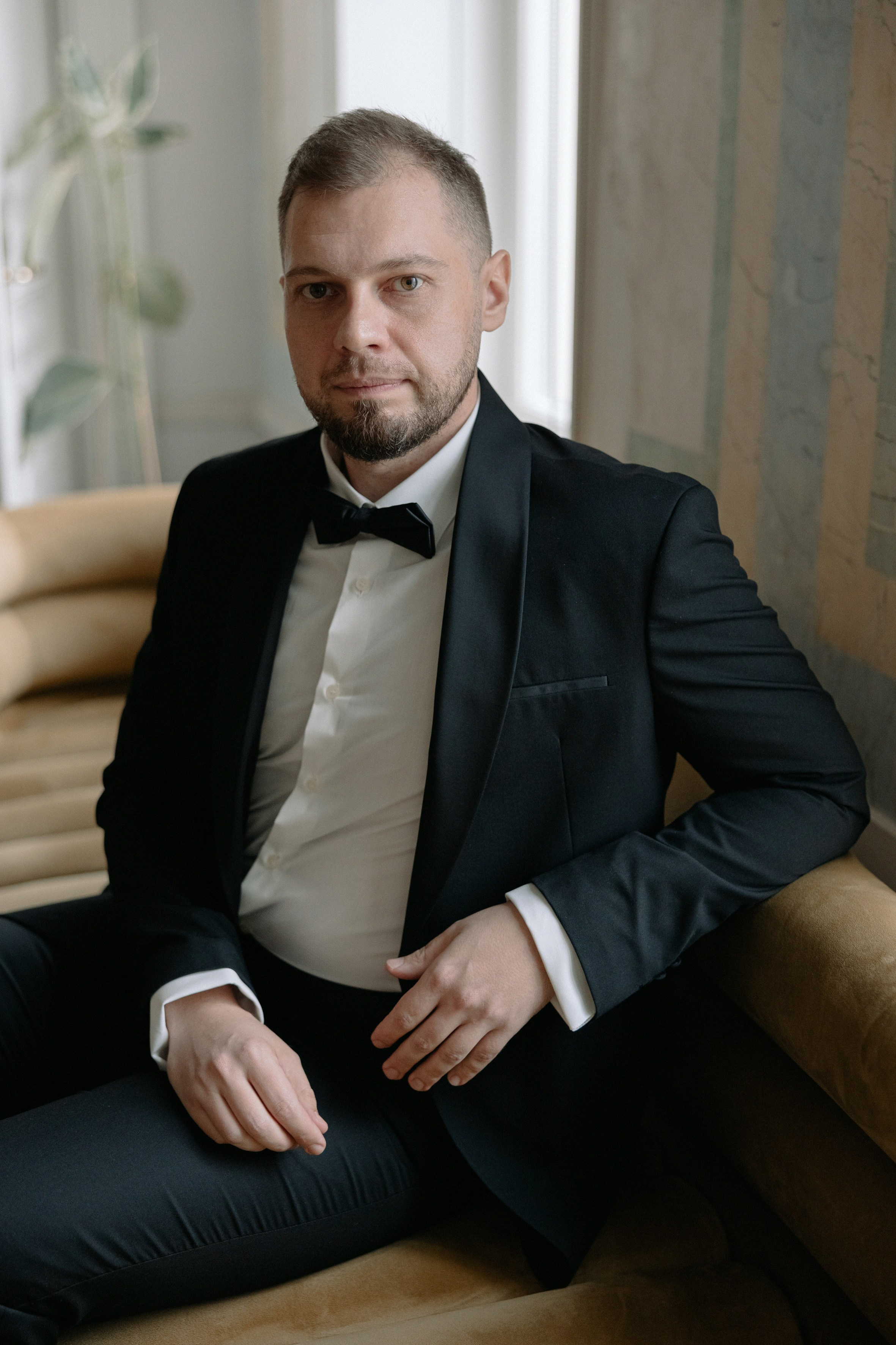 портрет жениха, свадебный фотограф в Москве утро в отеле