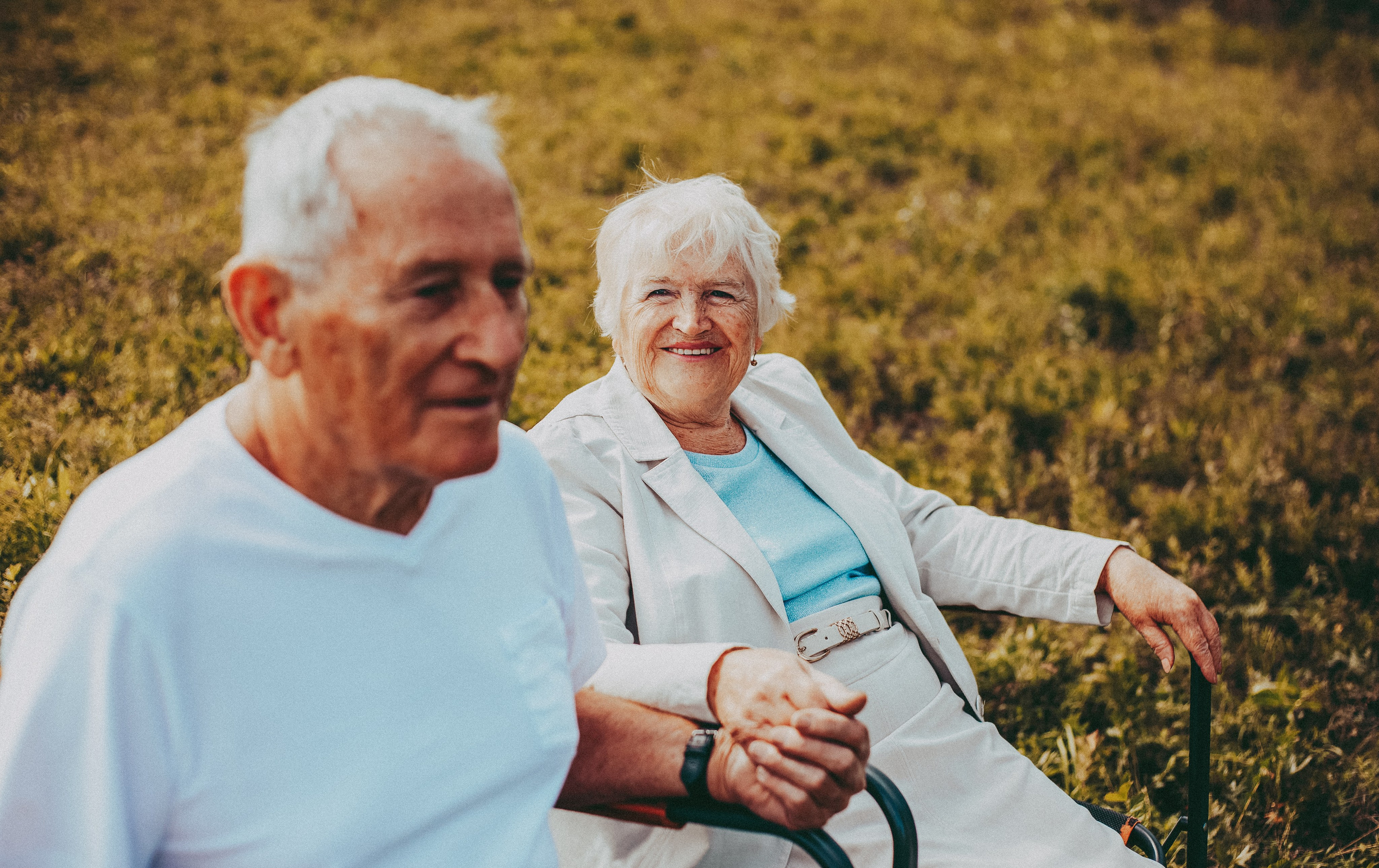 Семейная фотосессия на природе с бабушкой с дедушкой