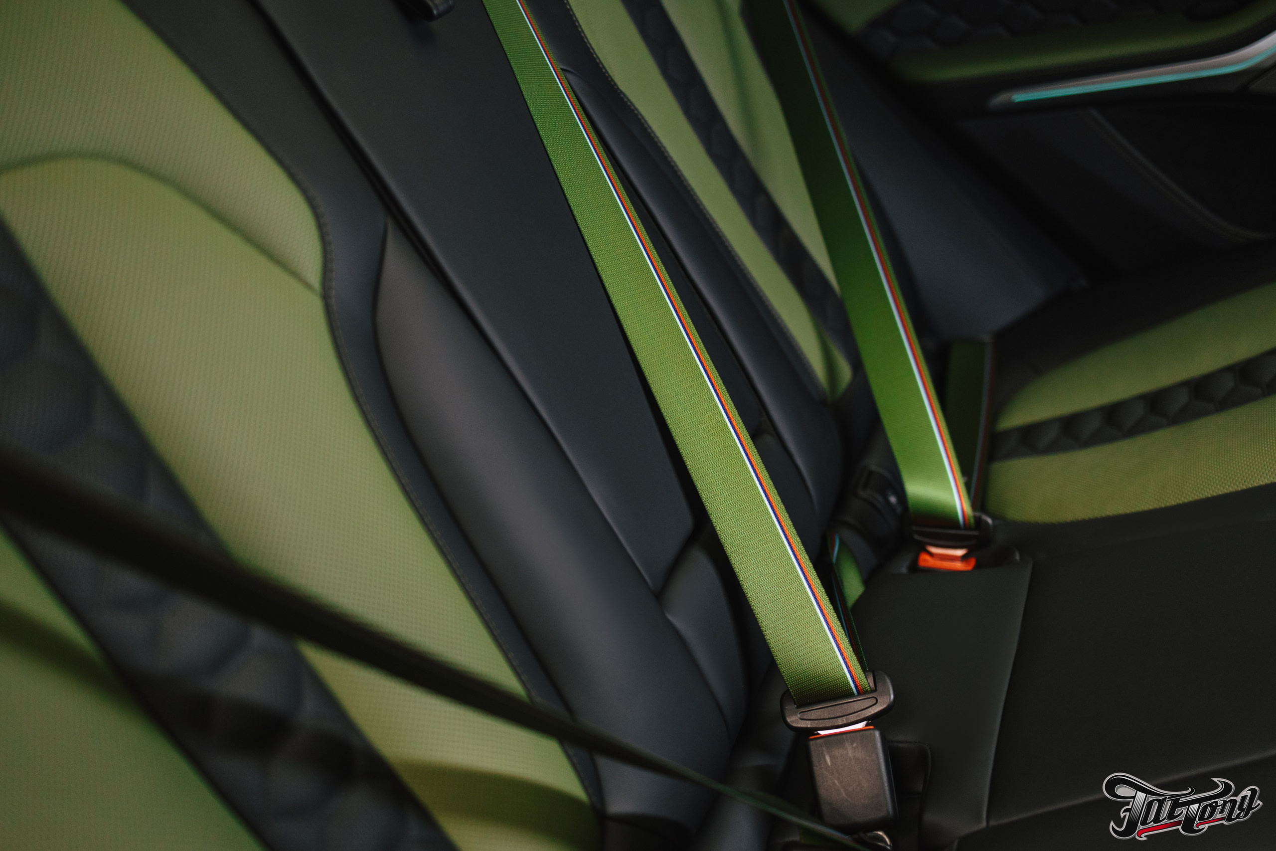 BMW X5M пошив салона в зеленую кожу. DeLorein