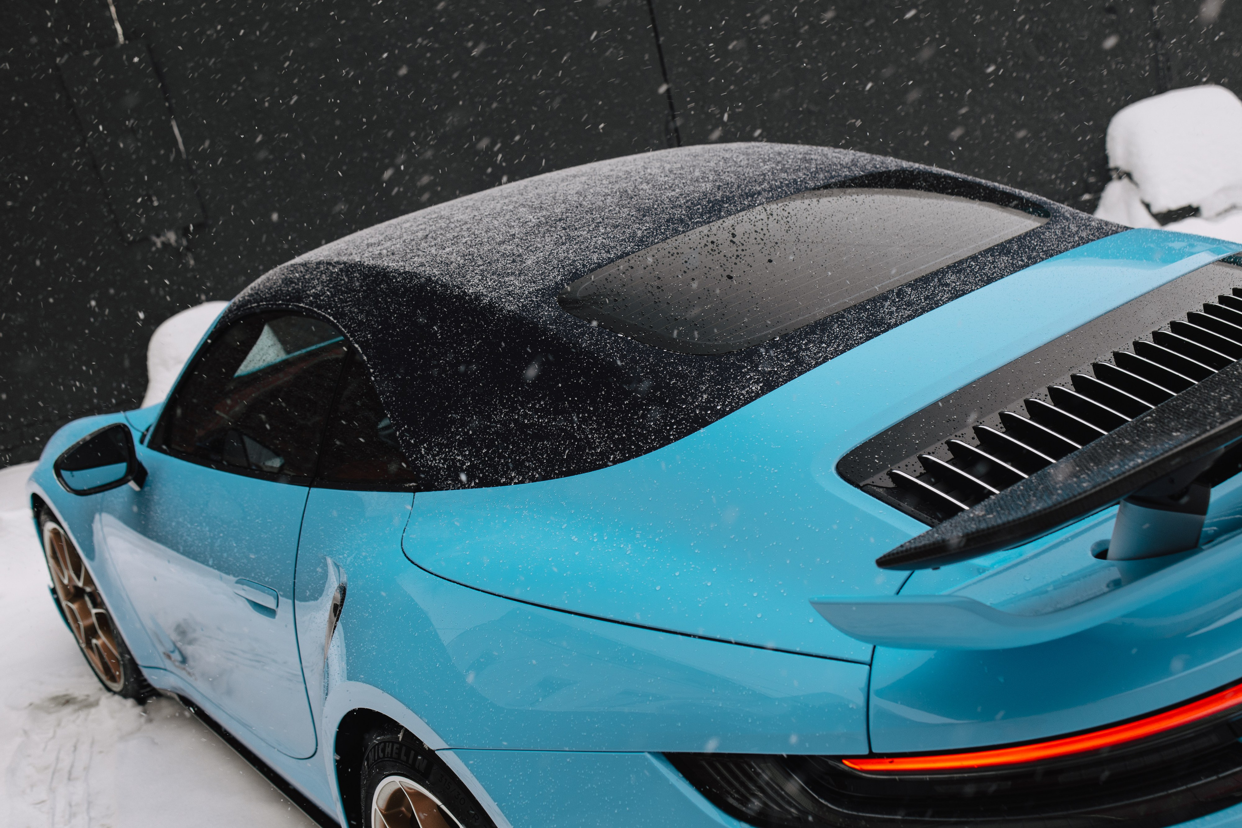 Porsche 911 оклейка в голубой полиуритан с проемами. DeLorein