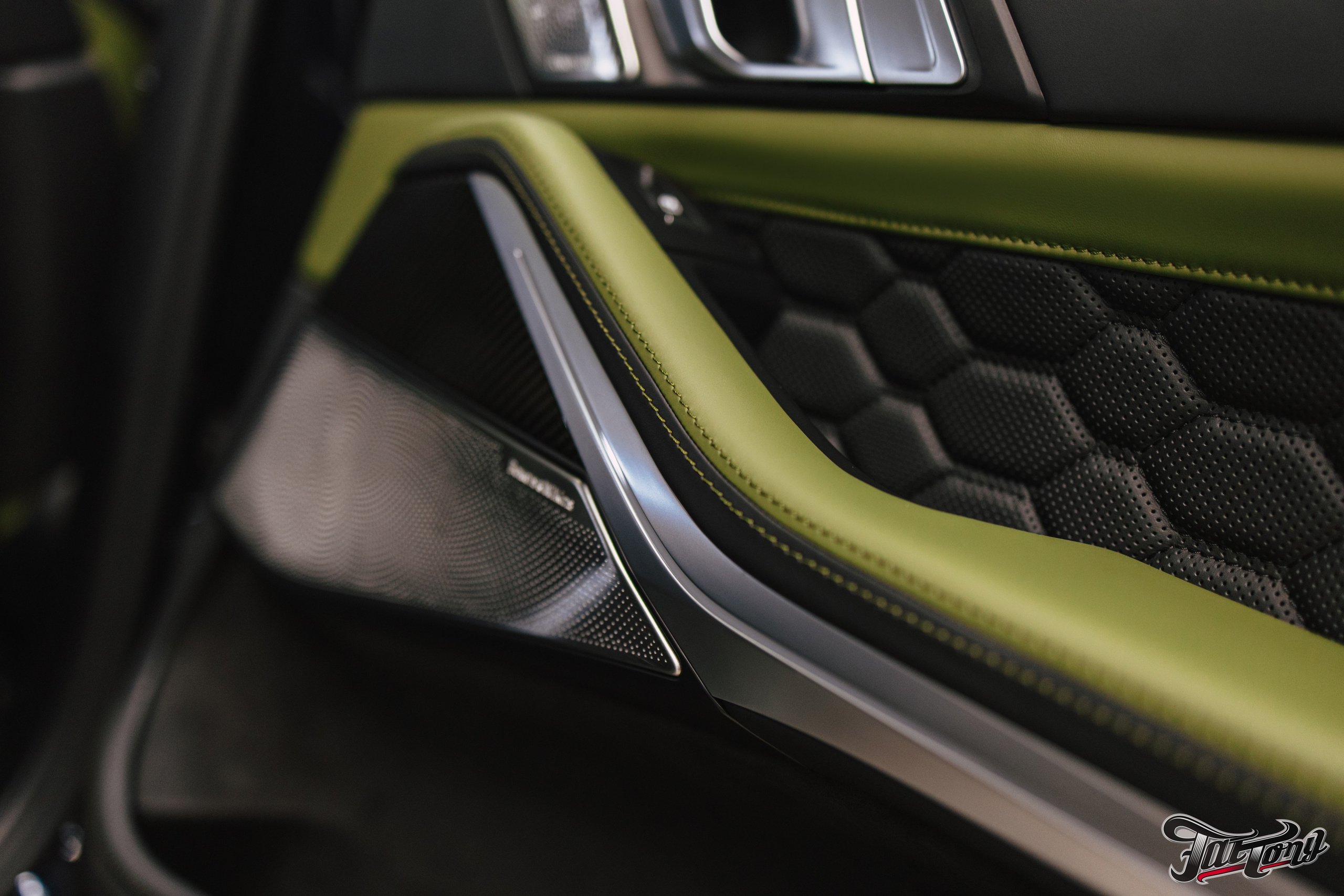 BMW X5M пошив салона в зеленую кожу. DeLorein