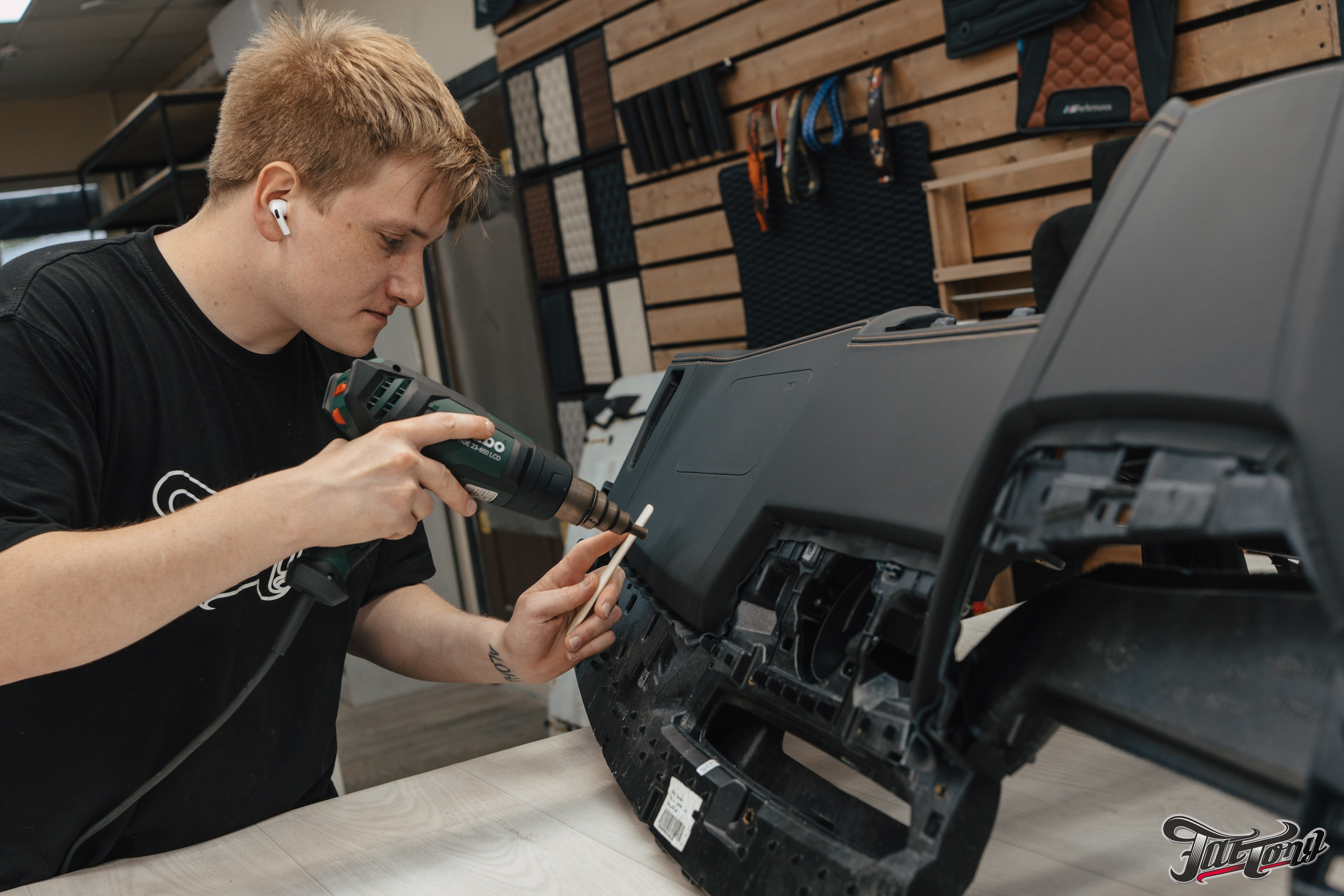 Lamborghini Urus перешив поврежденных элементов салона, окрас капота и деталей. DeLorein