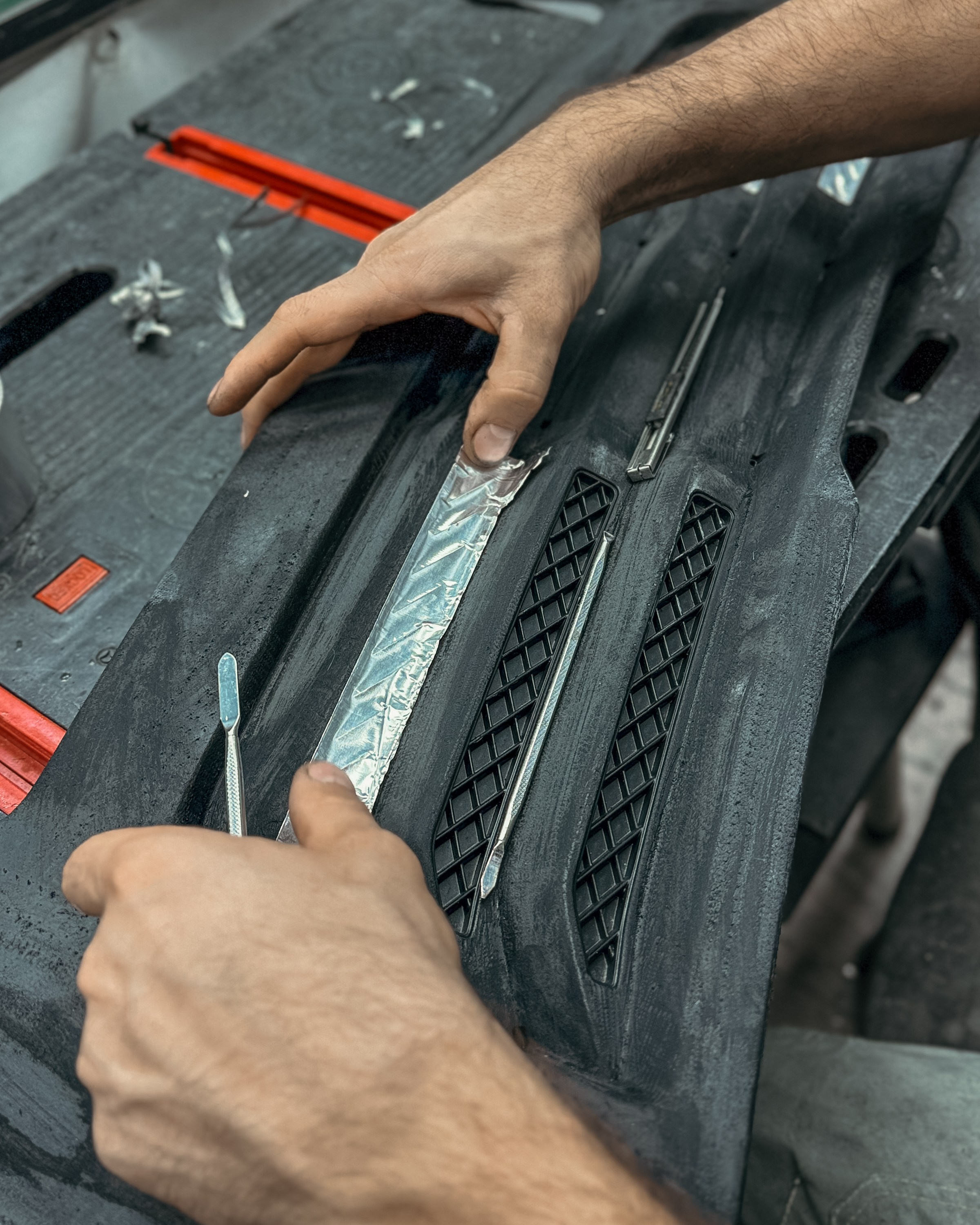 Ram 1500 ламинация карбоном, окрас шильдов, проушин, установка света в решетку. DeLorein