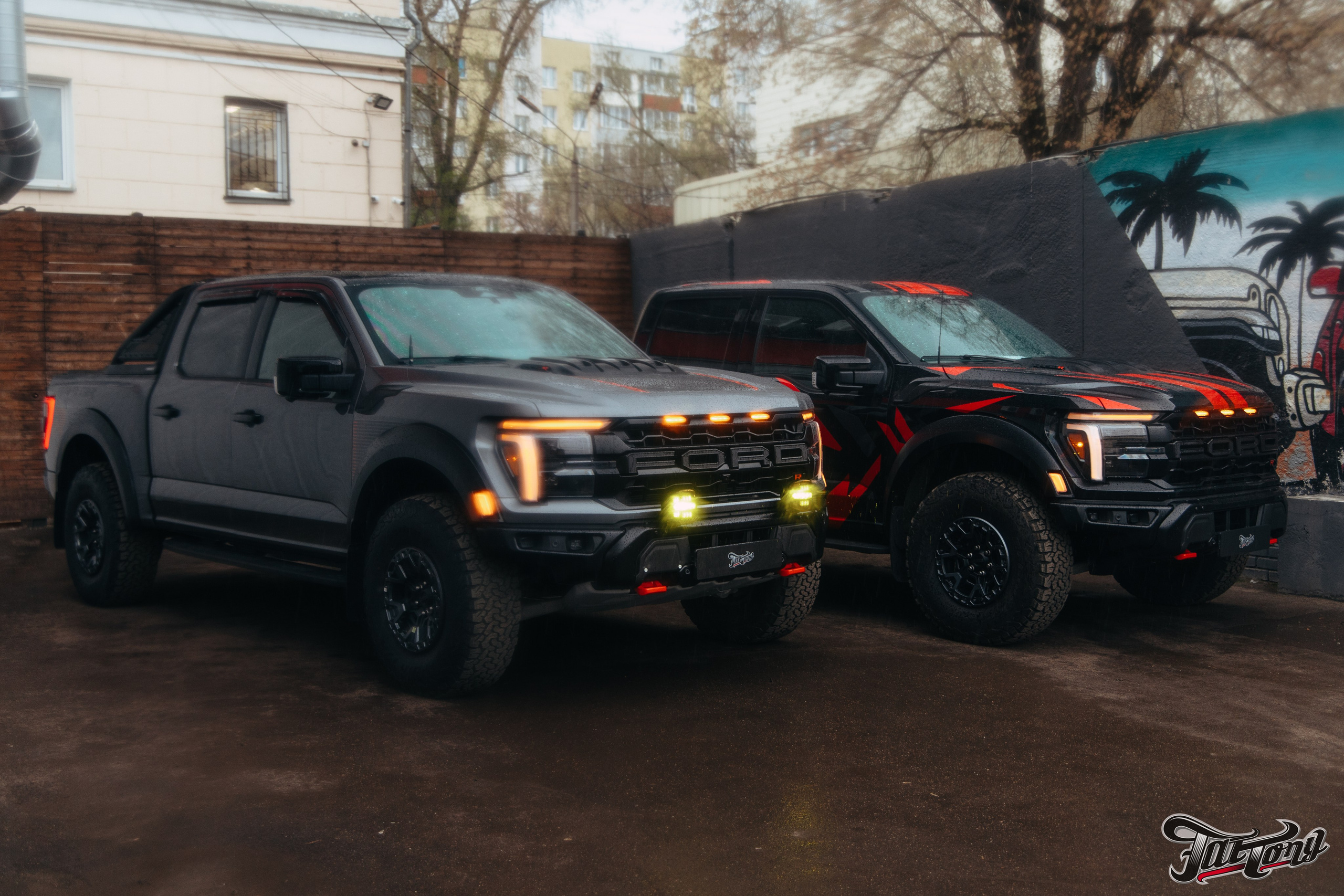 2x Ford Raptor R. DeLorein