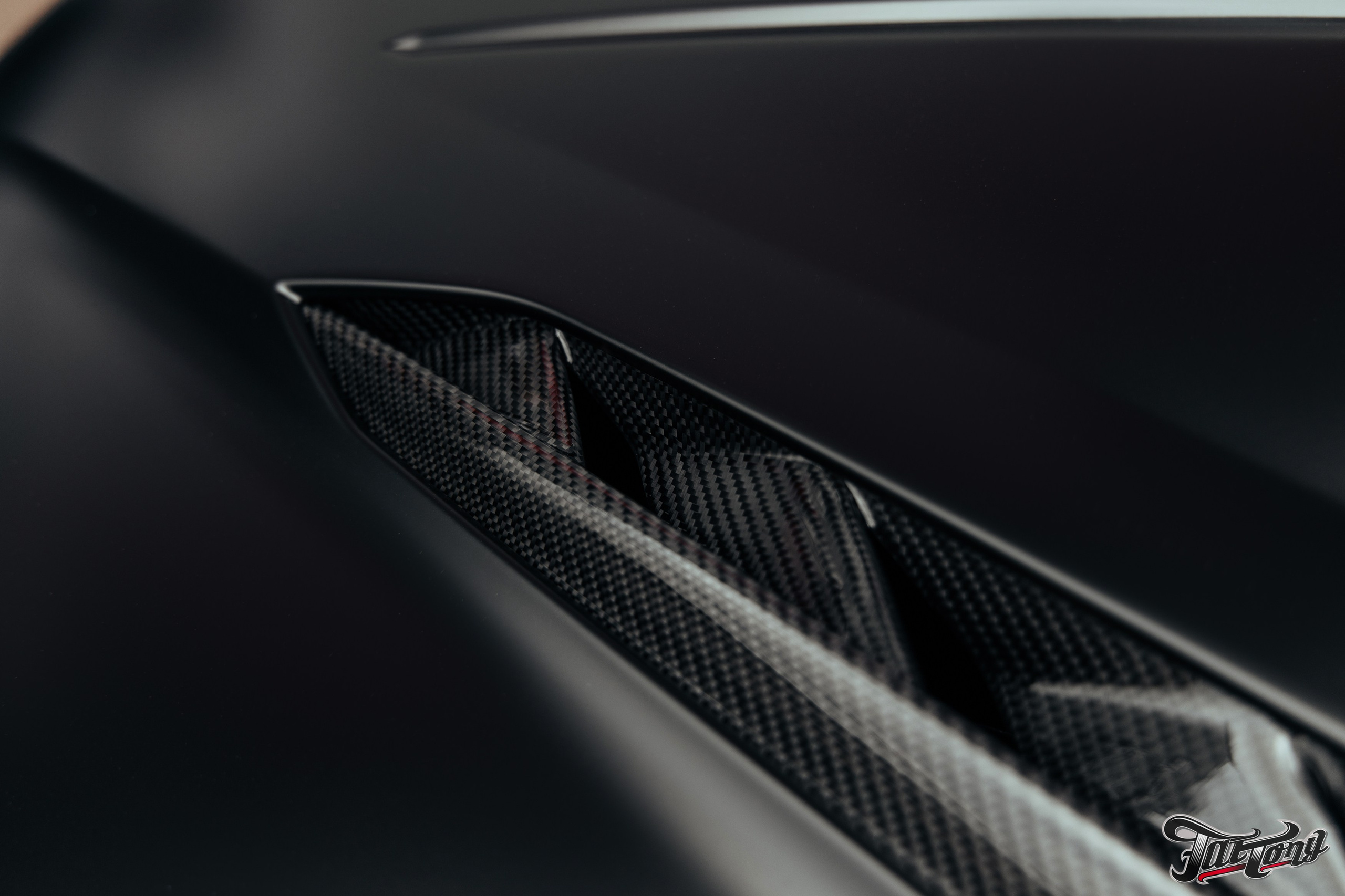 Lamborghini Urus ламинация карбоном вставок в капот, спойлеров, крышки багажника и зеркал. DeLorein