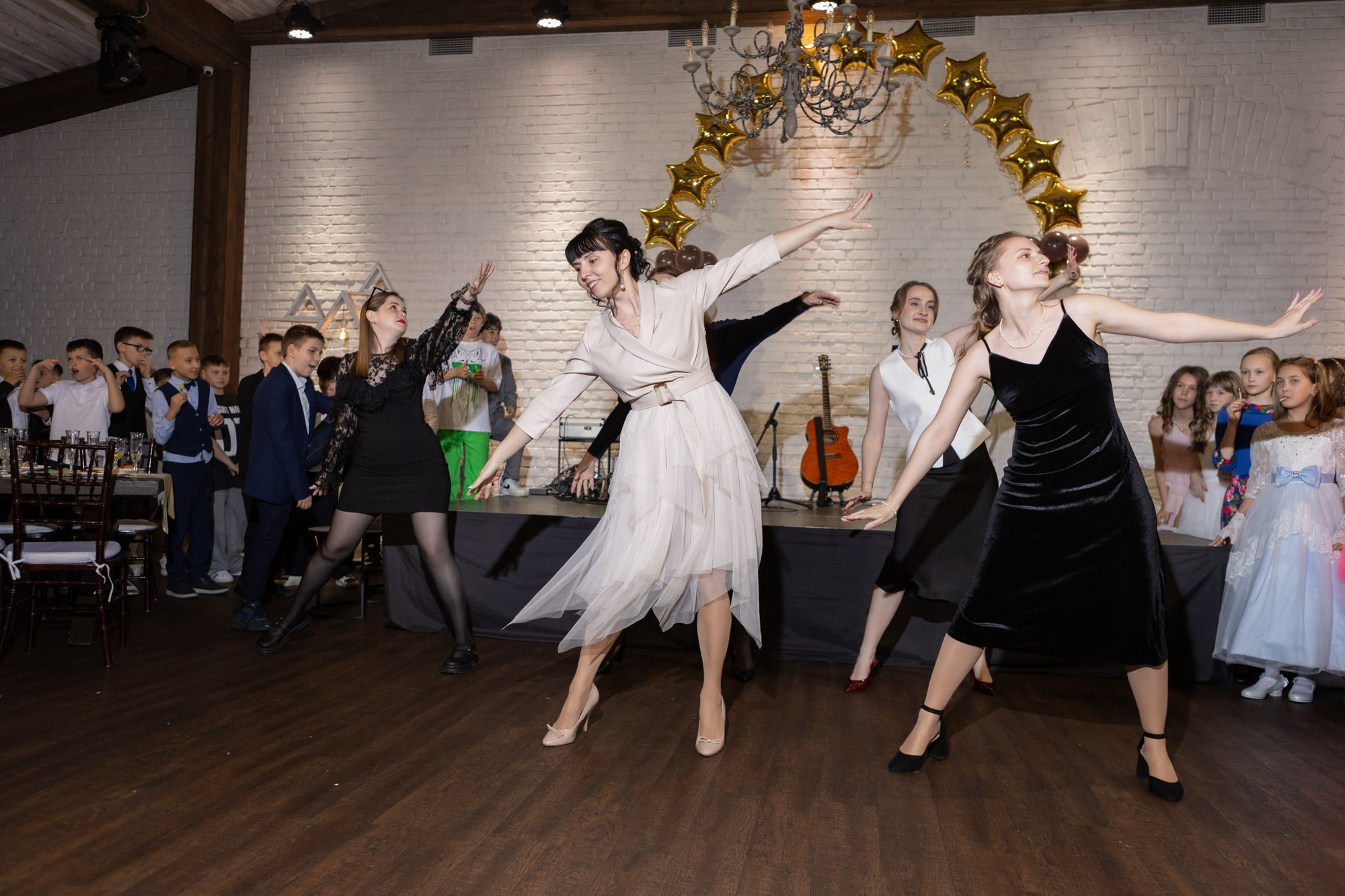 Яркая фотосессия для выпускного 4 класса в ресторане Весенний лофт. Семейный и детский фотограф в СПБ, Пушкин, Колпино, Славянка, Тосно