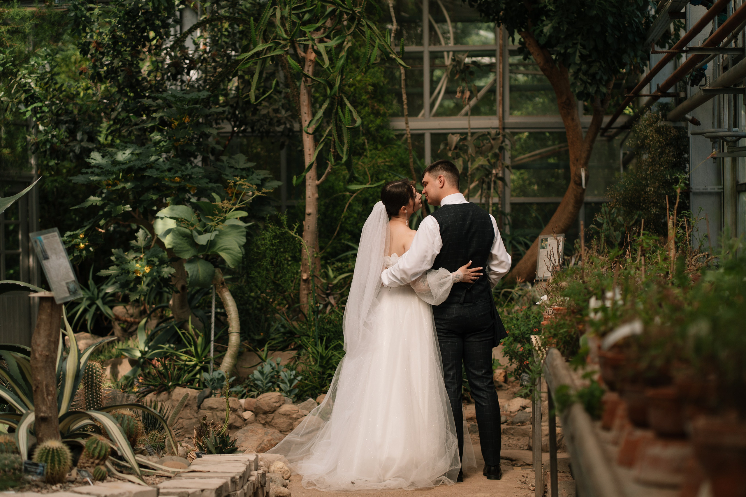 Свадебная фотосессия в оранжерее, Москва. Свадебный фотограф в Москве Анна Полушина