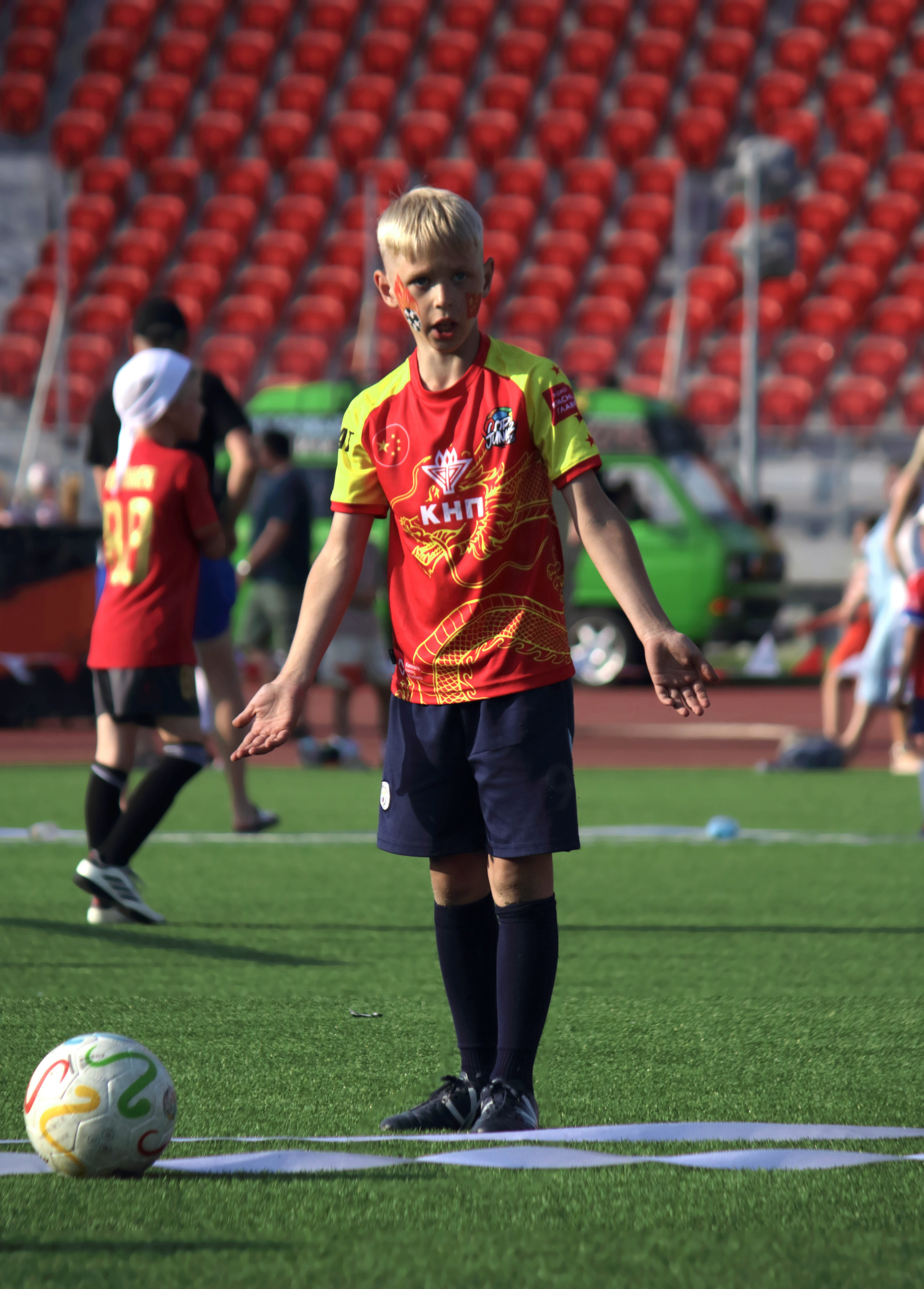 Юный футболист разыгрывает аут, но никто не открывается