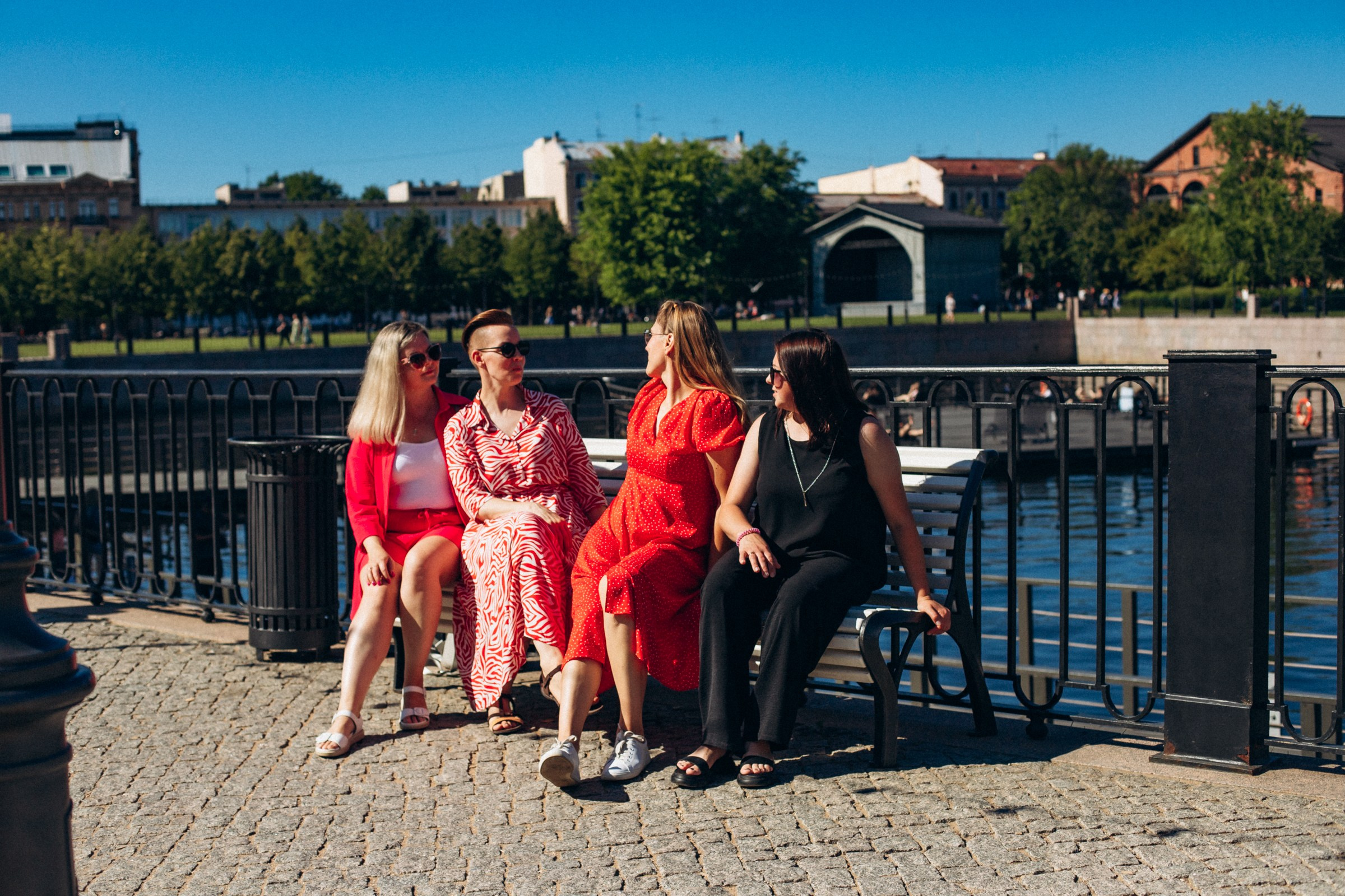 Катерина с подругами в июне. Фотопрогулка в Петербурге. Индивидуальный и семейный фотограф в Санкт-Петербурге