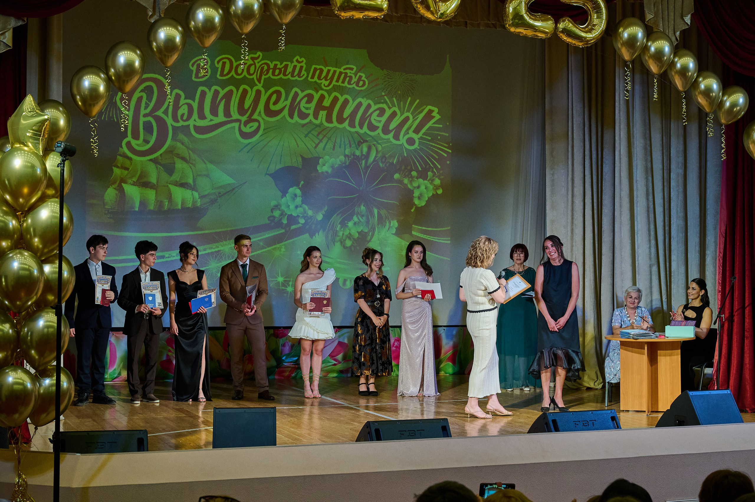 Вручение 11 классы. Жизнь курорта Кабардинка в фотографиях