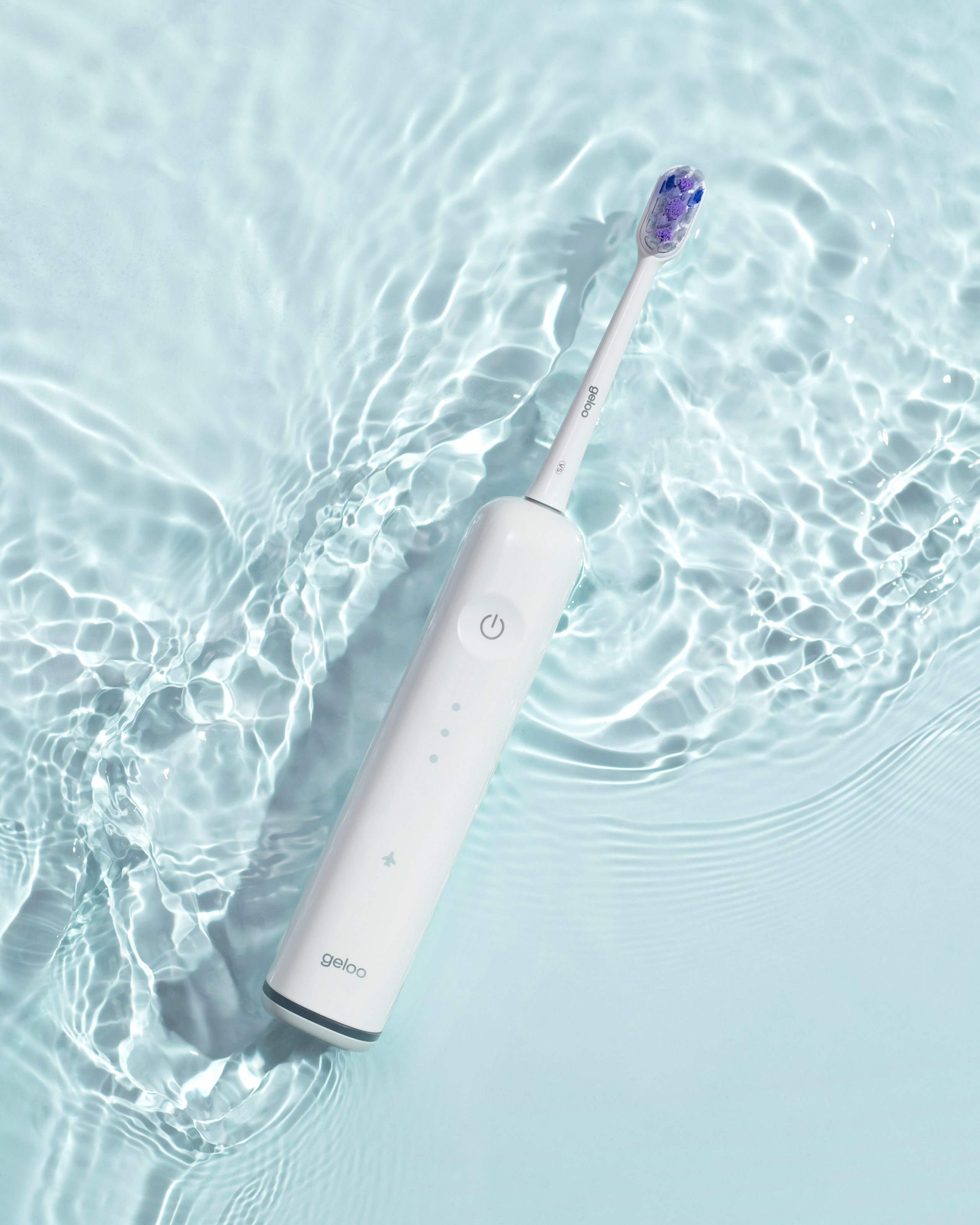 Фотосъемка электрической зубной щетки в воде. Фотосъемка зубной щетки с водой.