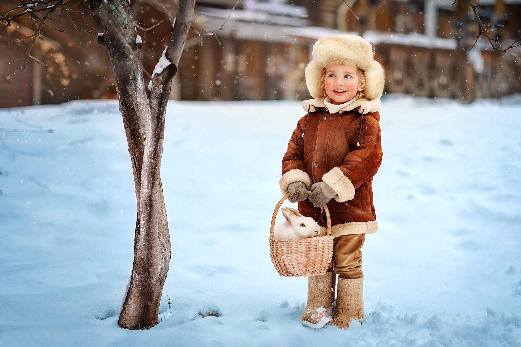 Мальчик с кроликом на зимней прогулке