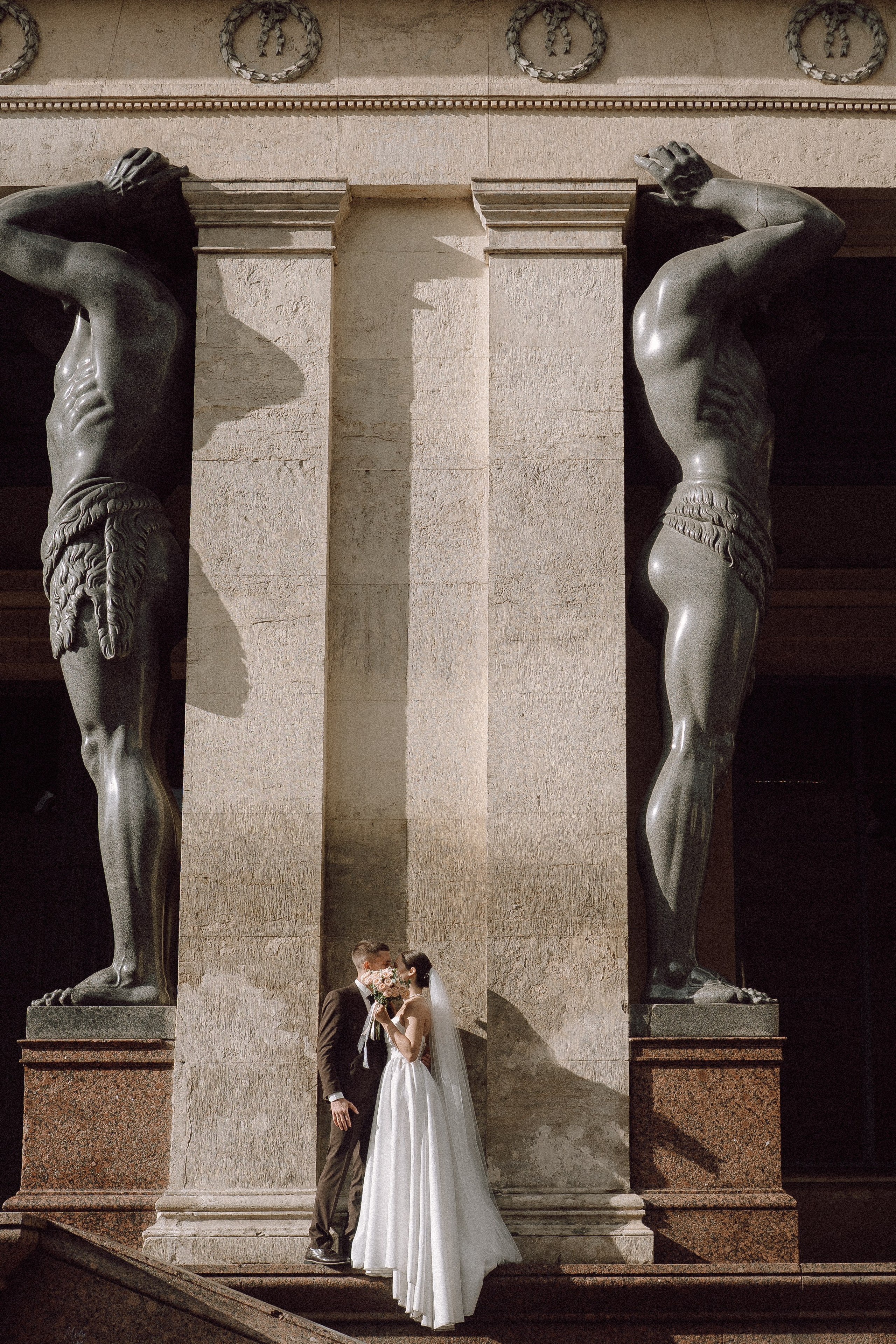СВАДЕБНАЯ ПРОГУЛКА В САНТК-ПЕТЕРБУРГЕ (ИСАКИЕВСКИЙ СОБОР, ЗИМНЯЯ КАНАВКА, ЭРМИТАЖ И БОЛЬШАЯ МОРСКАЯ УЛИЦА). Профессиональный фотограф, Санкт-Петербург — Виктория Богомолова