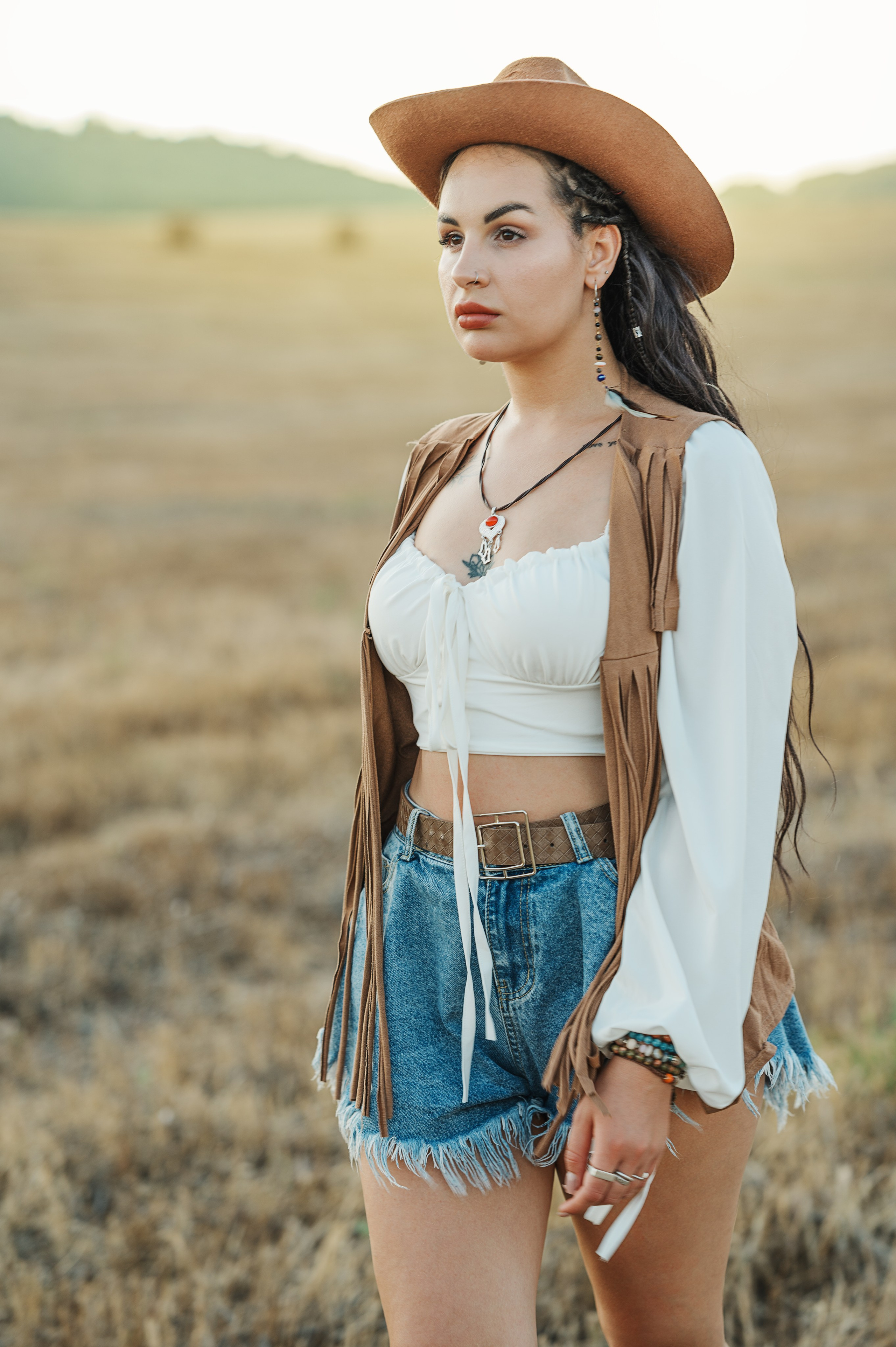 Фотосессия в стиле кантри на закате в стогах сена. Идеи для фотосессии в Крыму. Фотограф в Симферополе и по Крыму Ольга Топоривская. Лучшие места для фотосессий в Крыму.