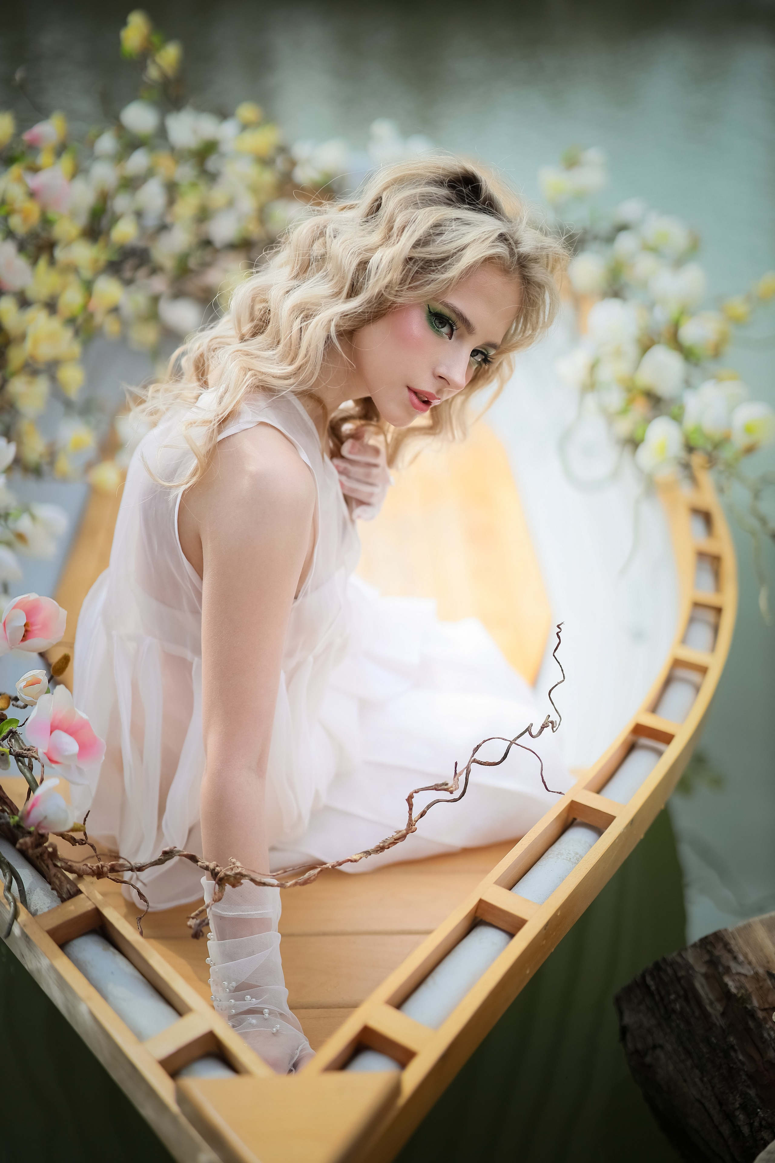 Женская индивидуальная фотосессия на лодке на фоне озера Рица