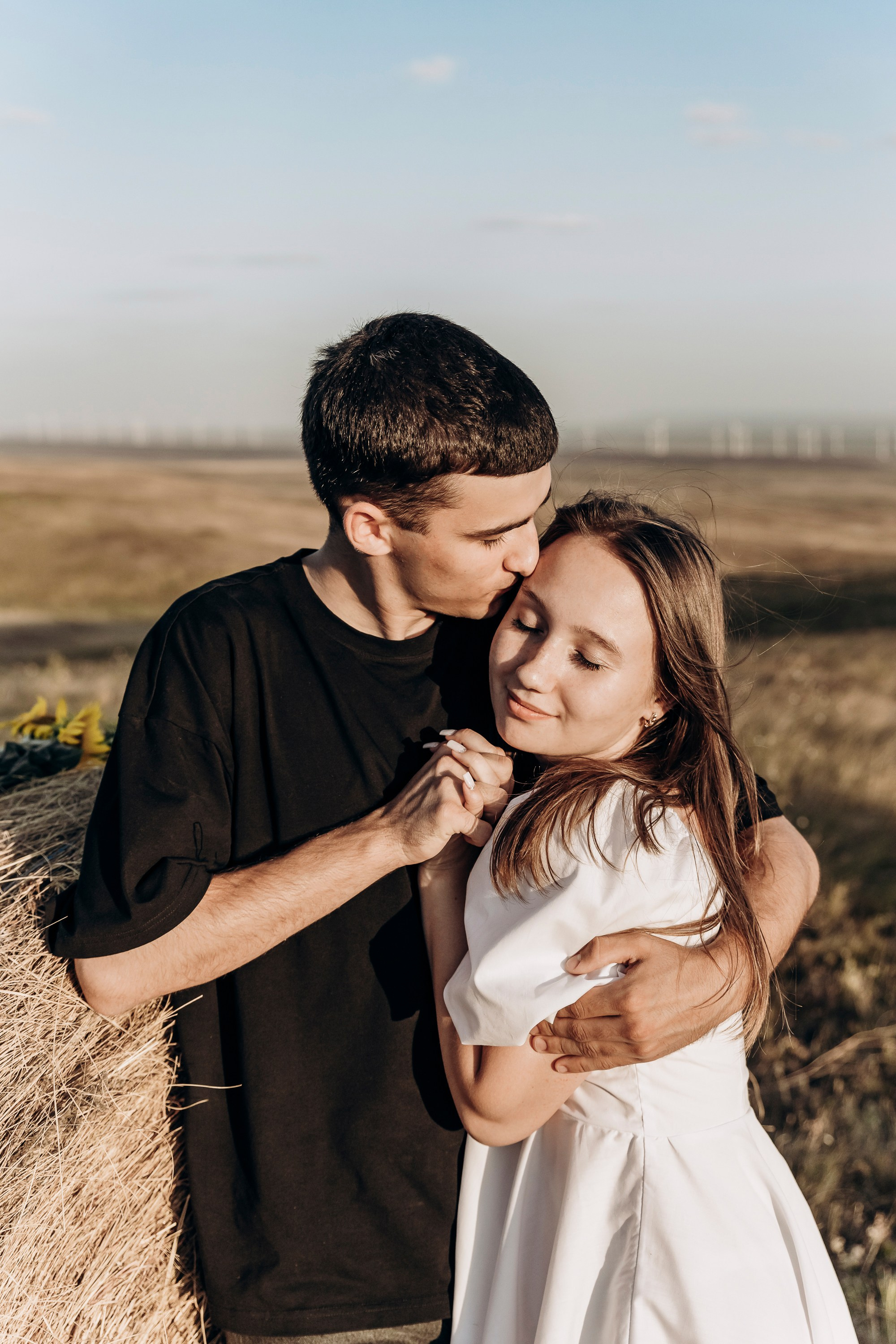 Мечтательная пара, рассматривающая звезды на крыше дома