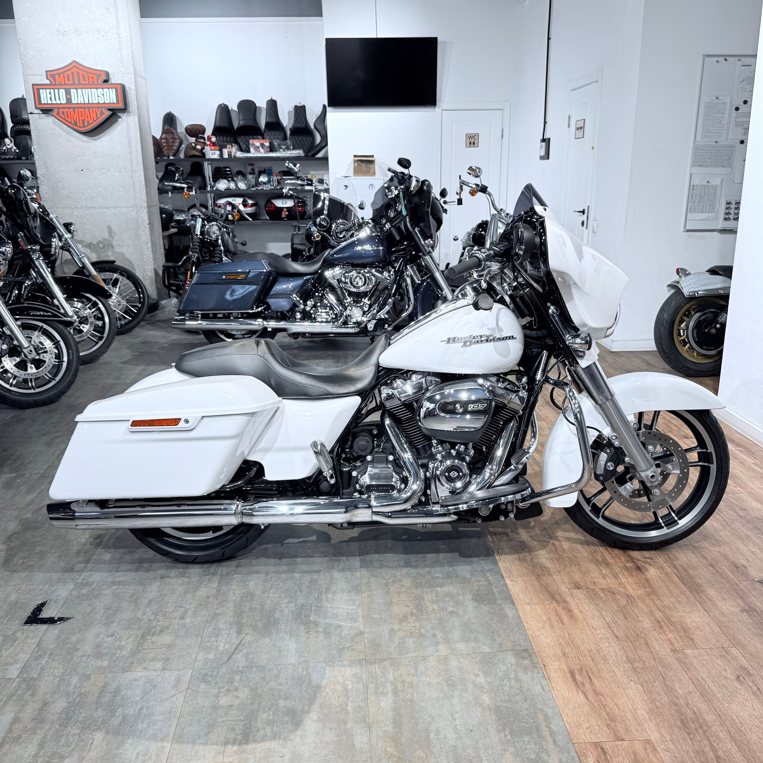Мотоциклы Harley-Davidson 2017 Street Glide 107 АВS ICE (Touring) — купить мотоцикл. Hello Davidson, Москва. Только хорошие мотоциклы…