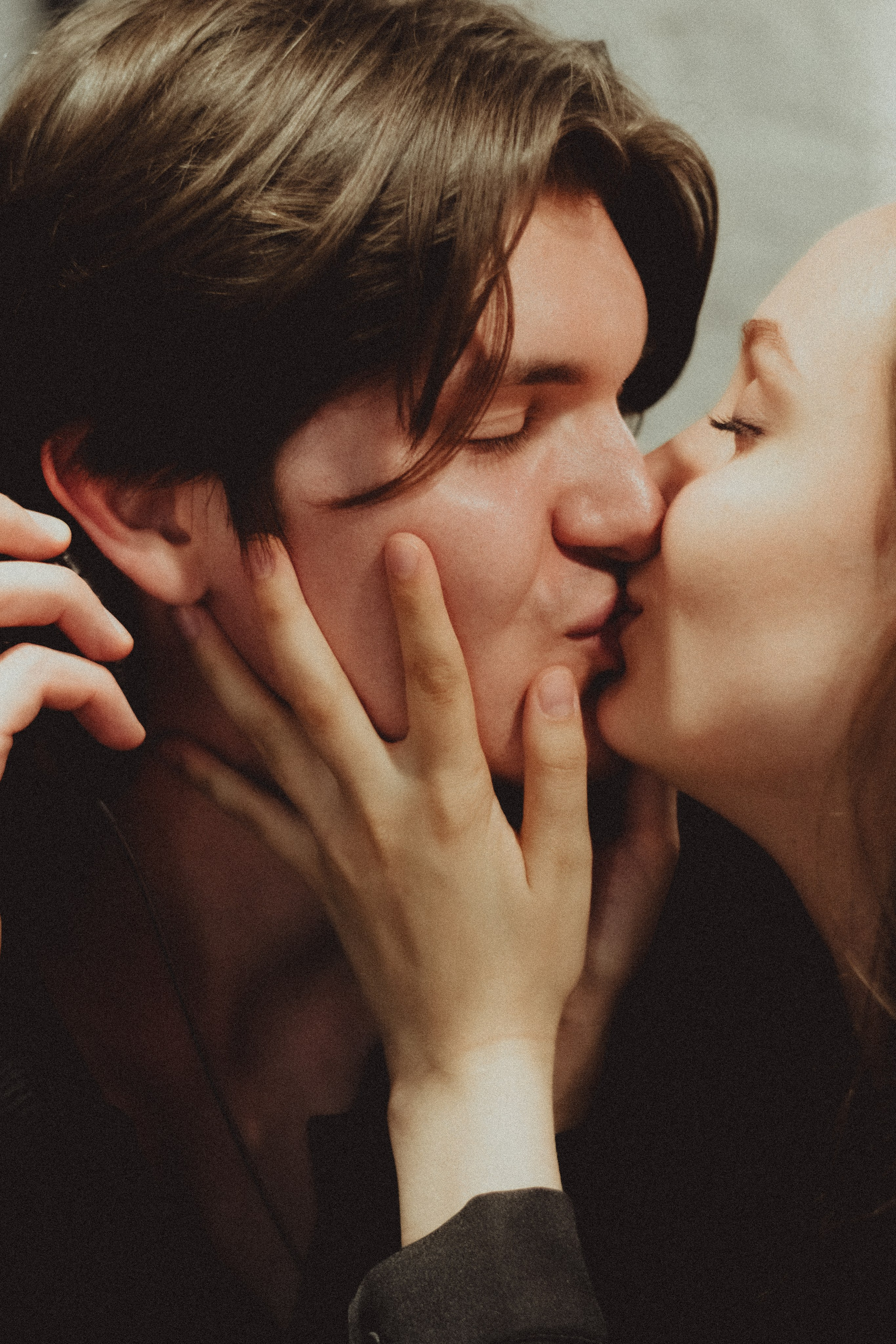 Парная ретро фотосессия в магазине с виниловыми пластинками