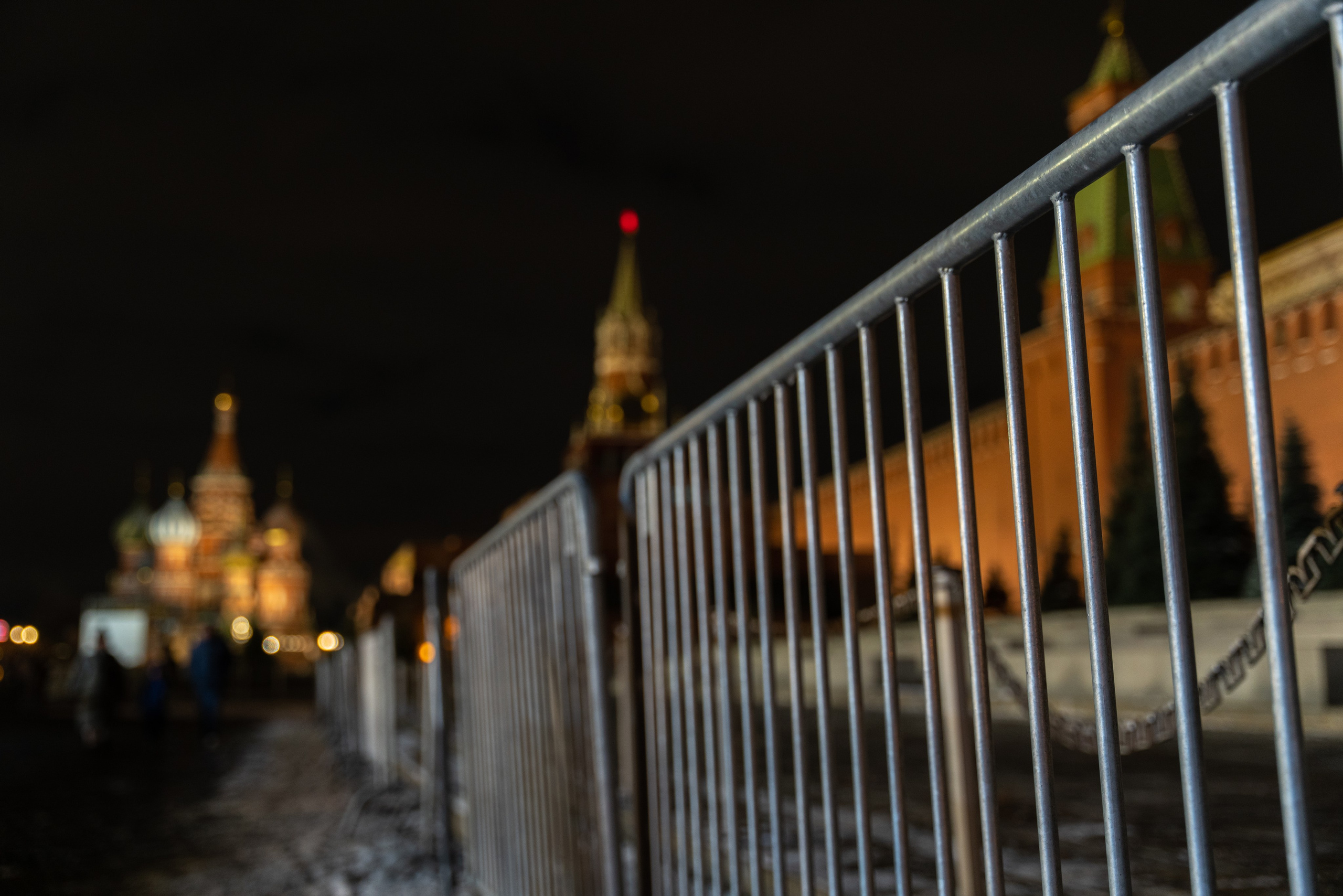 УЛИЦЫ. ПОБУДЬ ЗДЕСЬ И ЦЕЛЕЕ БУДЕТ ЭТОТ МИР